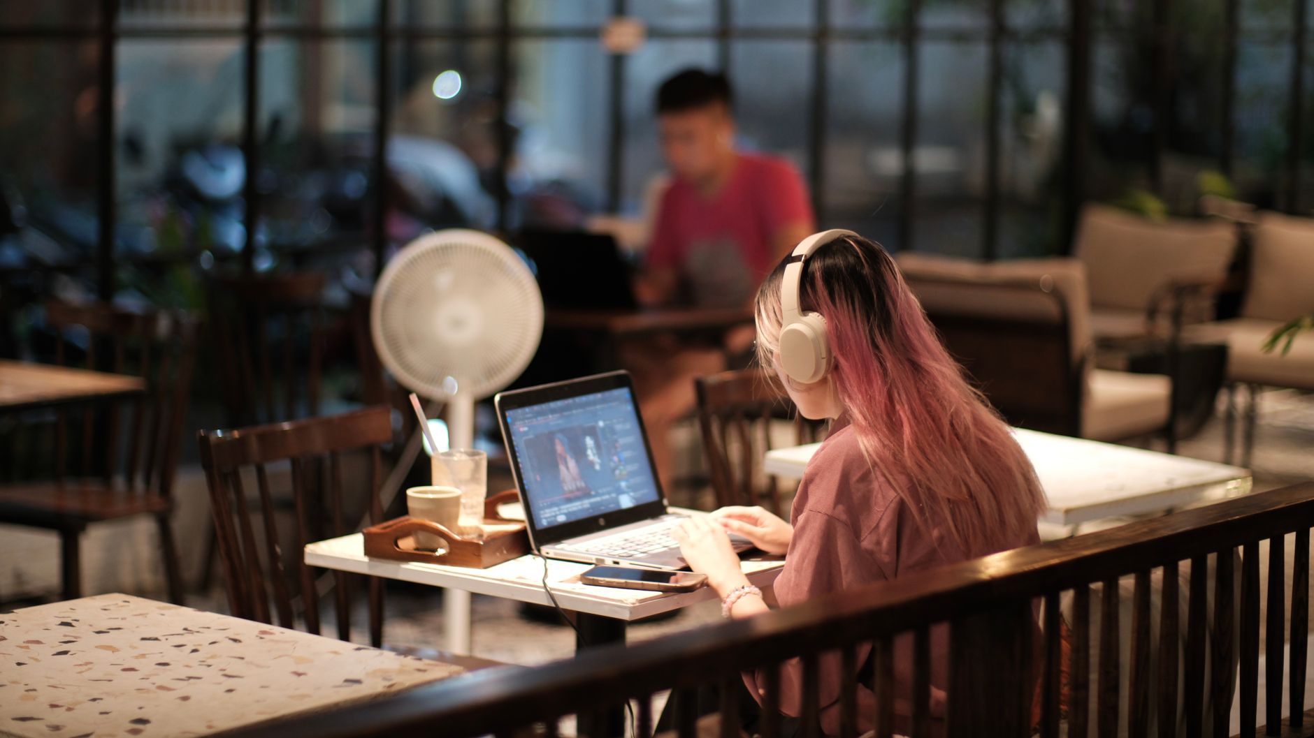 laptop settings screen headphones (Photo: TBD Tuyên / Pexels)
