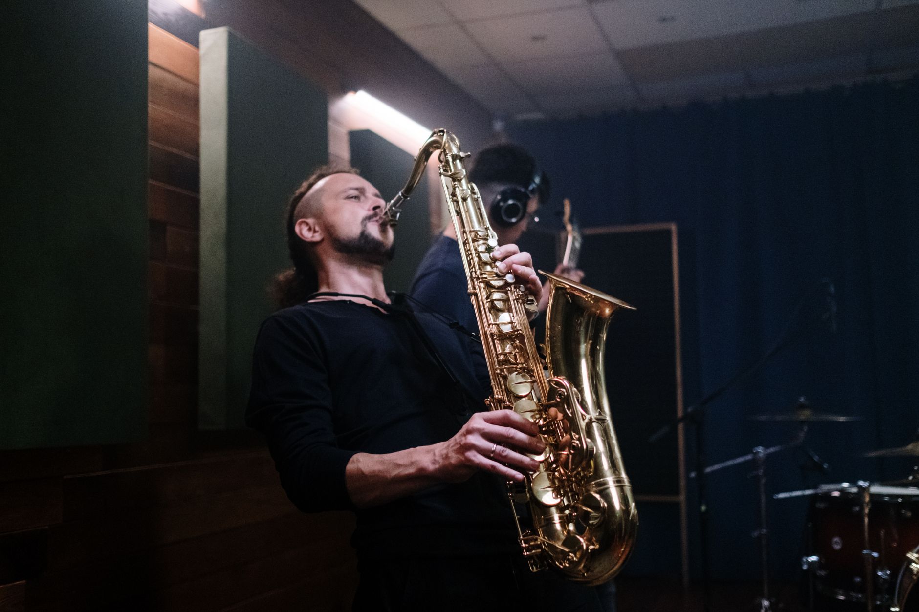 musician recording phone rehearsal (Photo: cottonbro studio / Pexels)