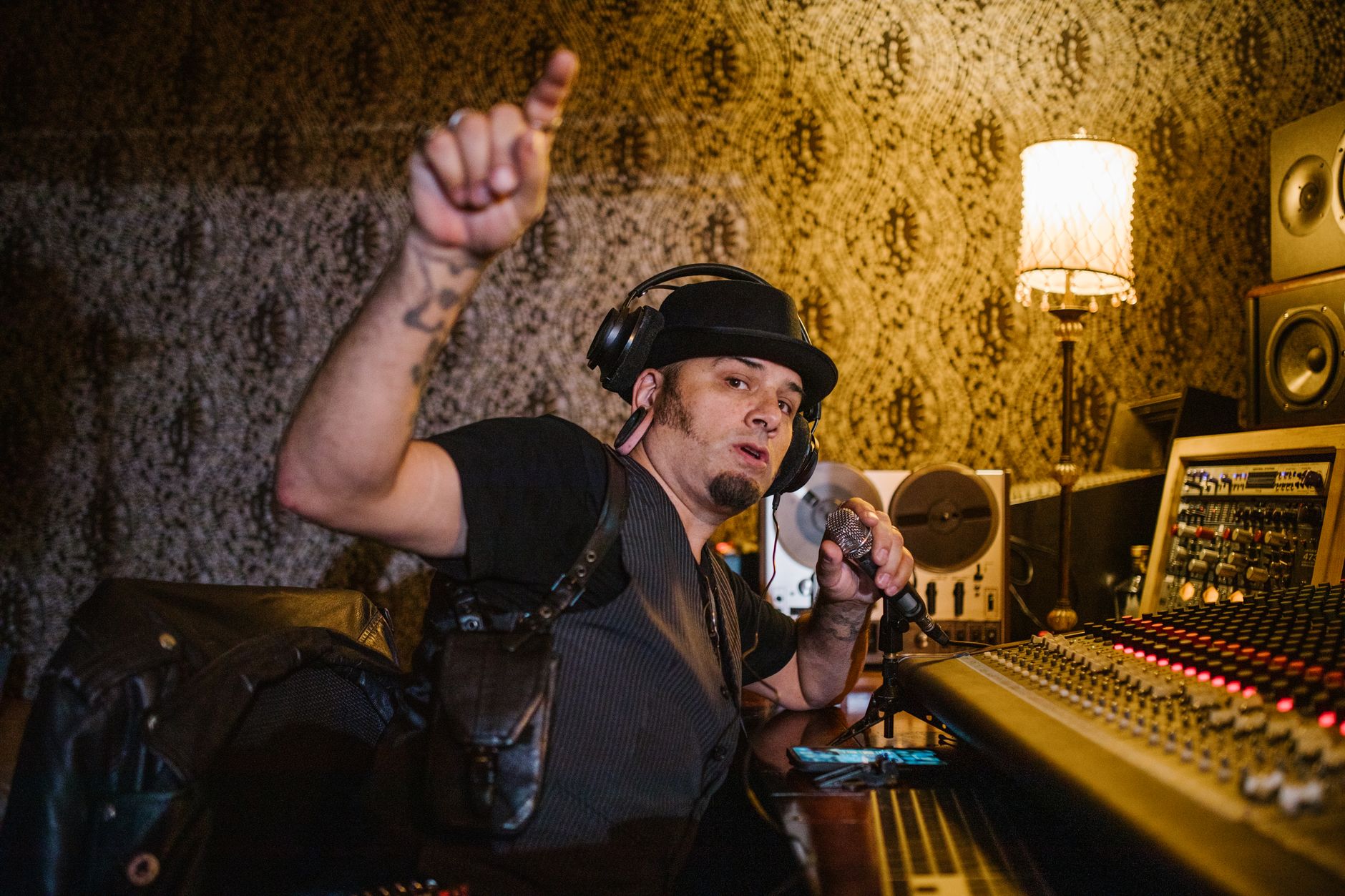 sound engineer talking musician (Photo: RDNE Stock project / Pexels)