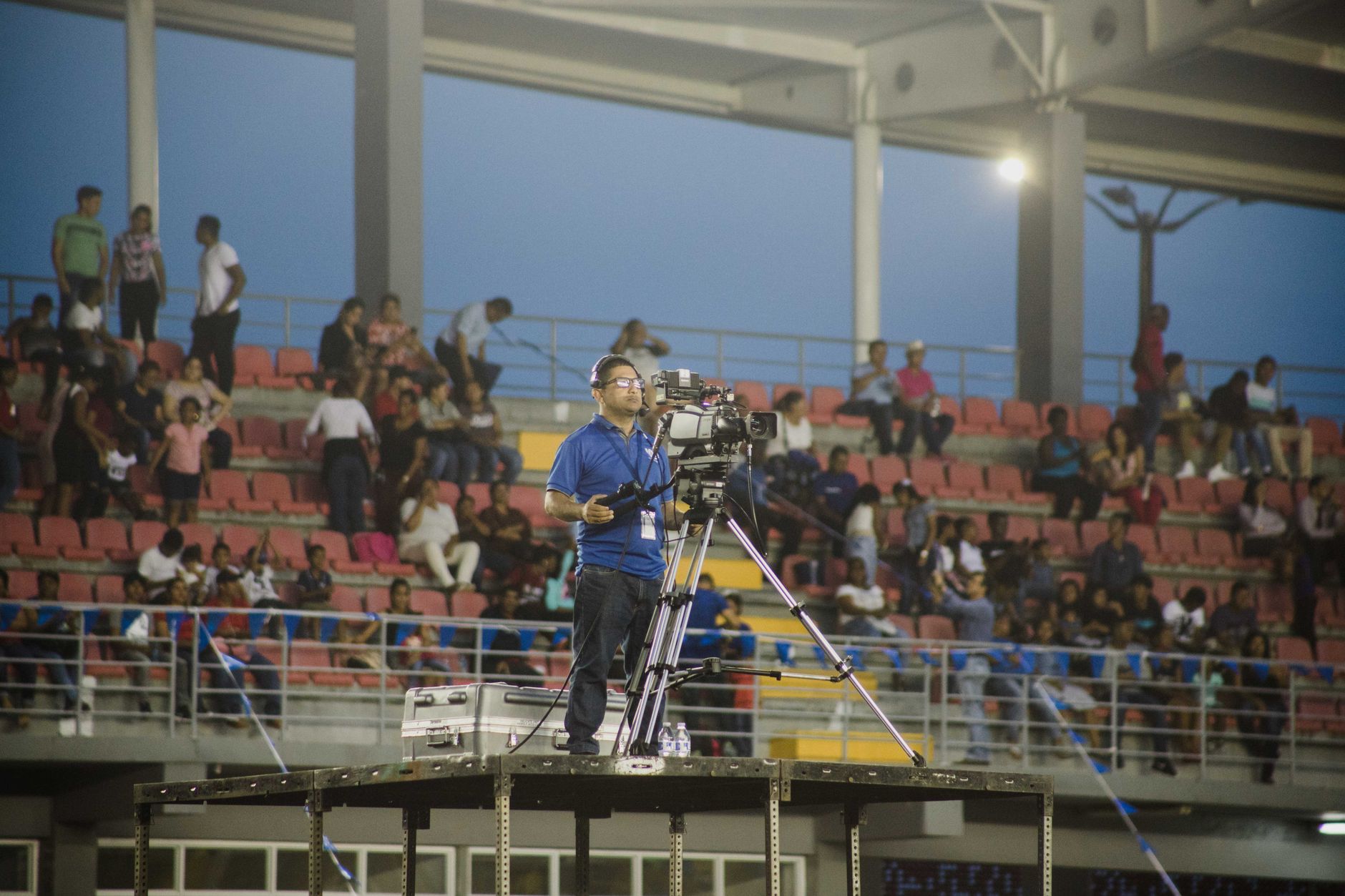 video camera tripod stage (Photo: Luis Quintero / Pexels)