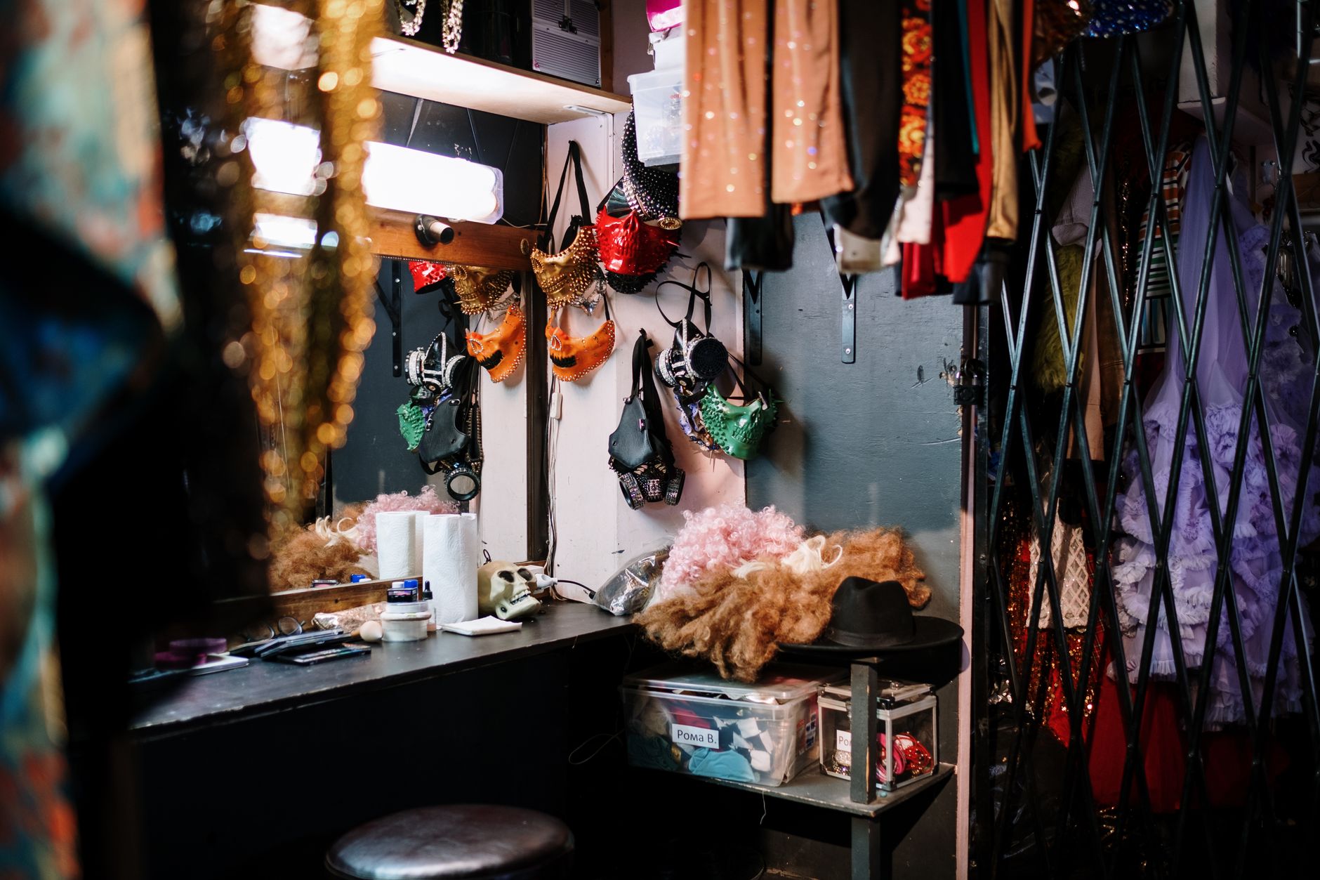 clock backstage dressing room (Photo: cottonbro studio / Pexels)