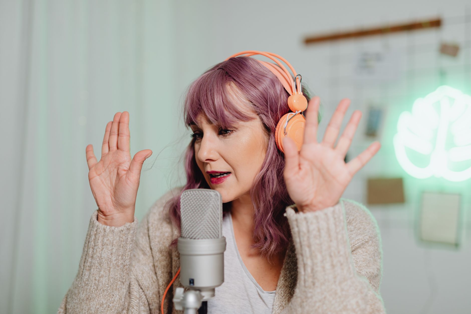 home studio microphone headphones (Photo: https://kaboompics.com/ / Pexels)
