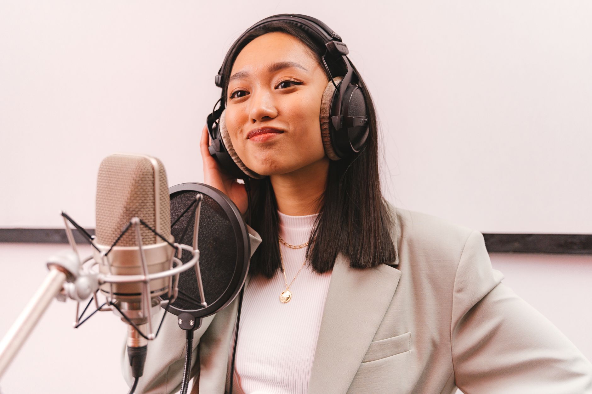 condenser microphone headphones (Photo: AI25.Studio AI GENERATIVE / Pexels)