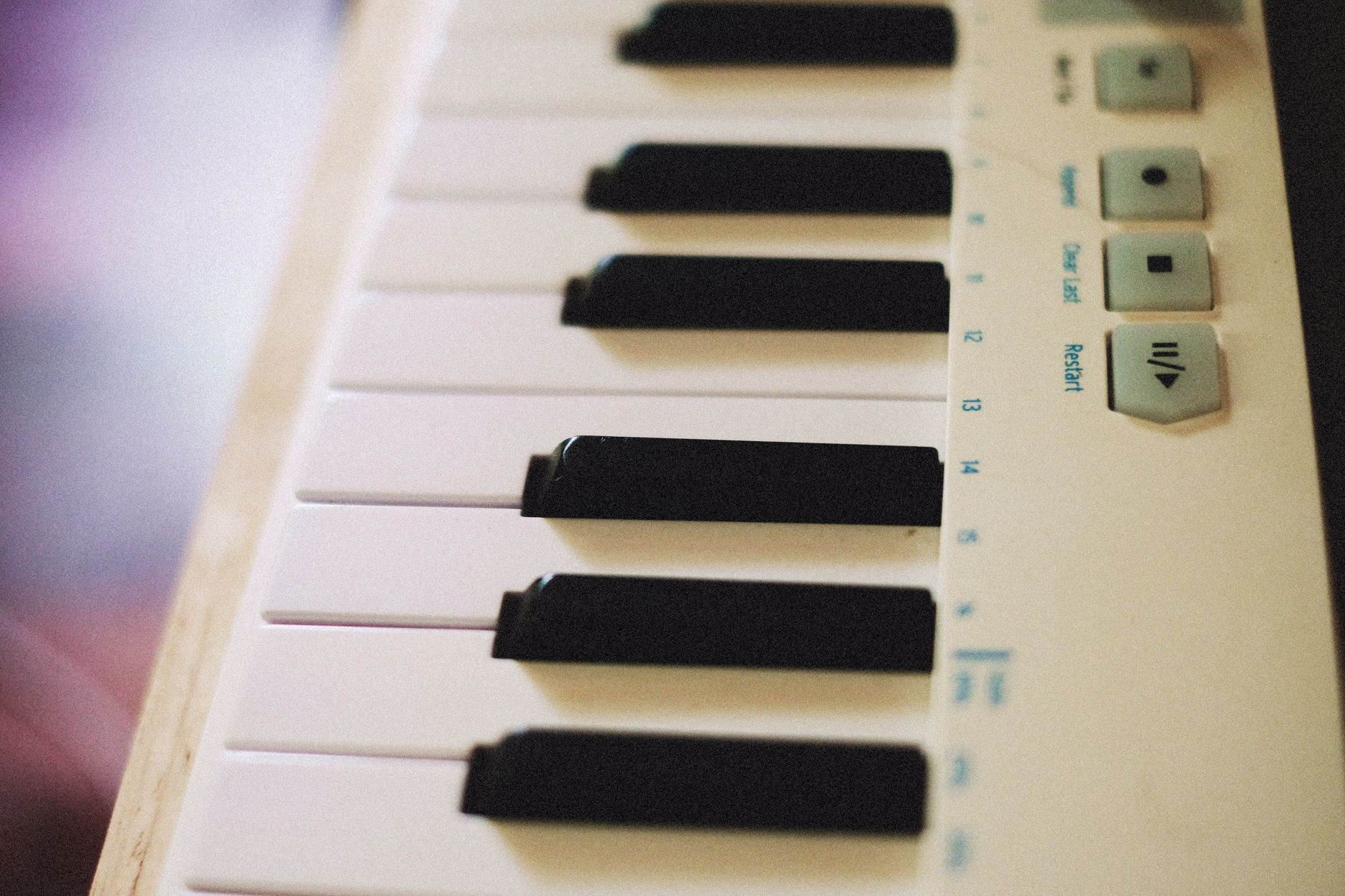 digital piano keyboard closeup (Photo: Alexey Demidov / Pexels)