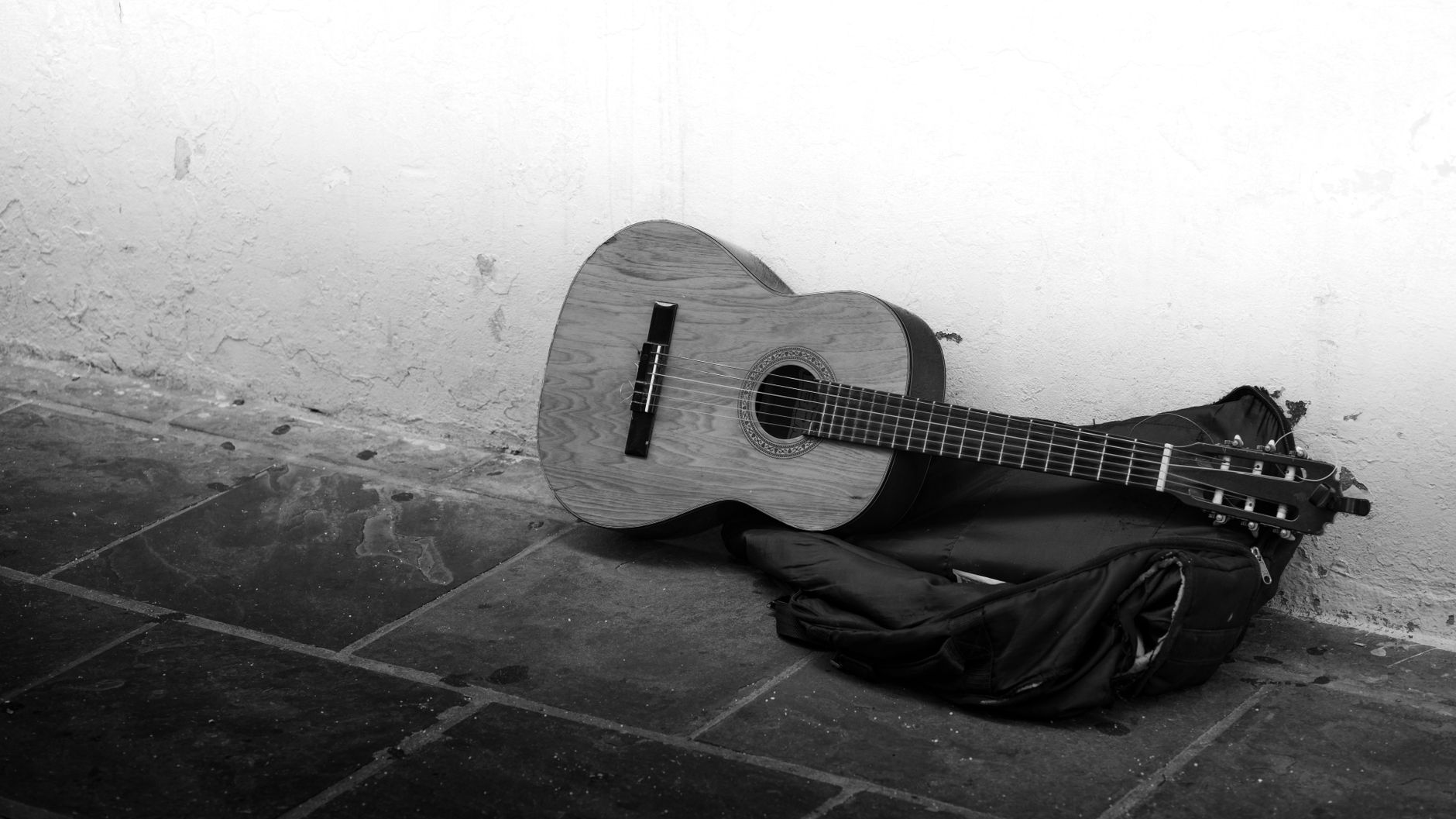 acoustic guitar case preparation (Photo: Joaquin Lopez / Pexels)