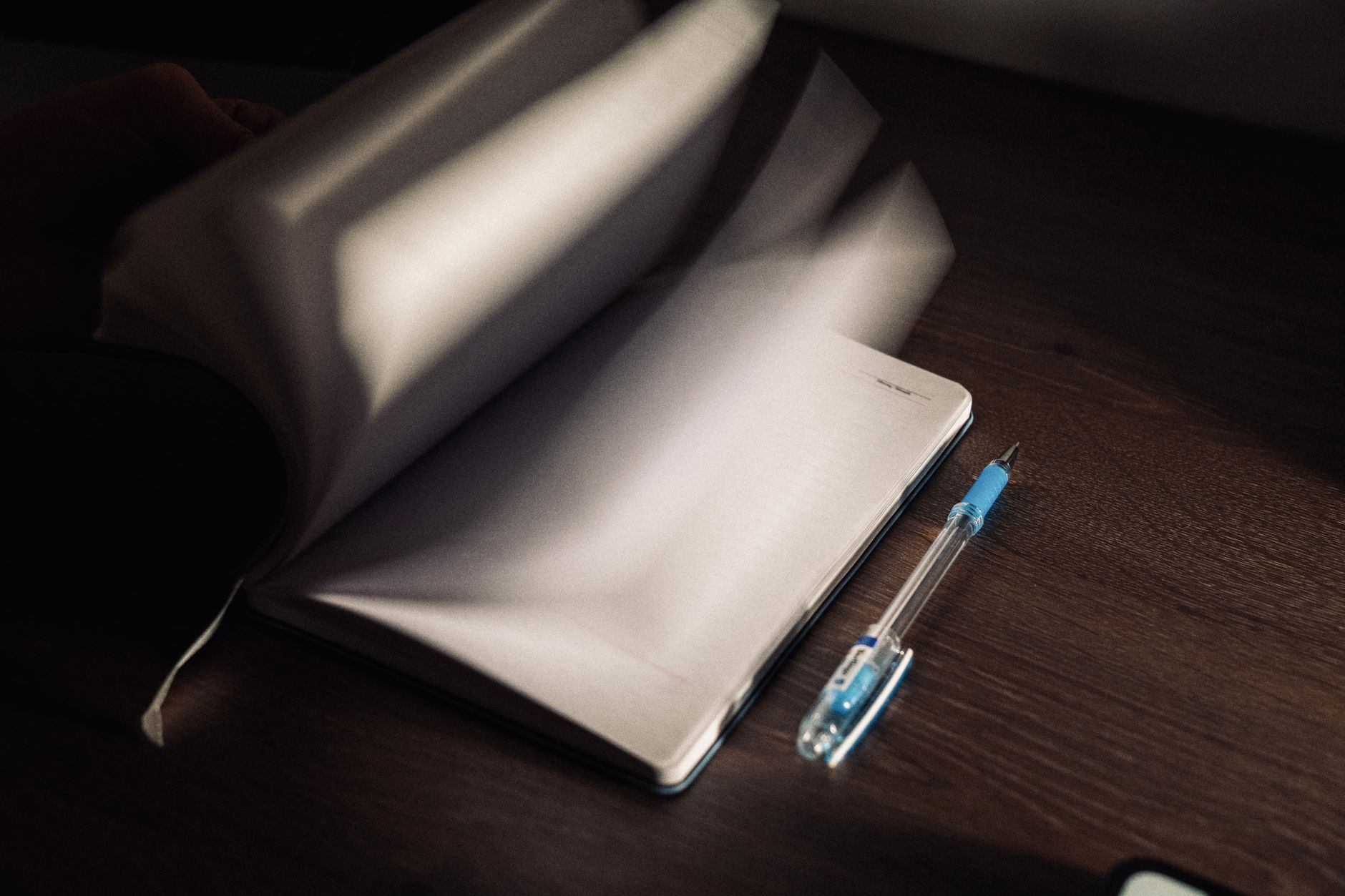 notebook reflection desk quiet (Photo: Anzor Dukaev / Pexels)