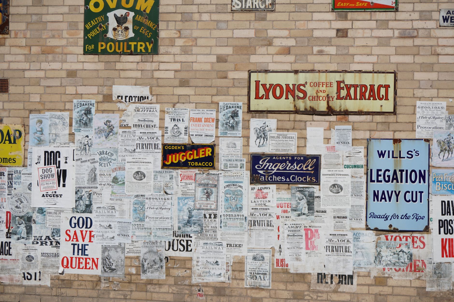 concert flyer poster wall (Photo: Don Cockman / Pexels)