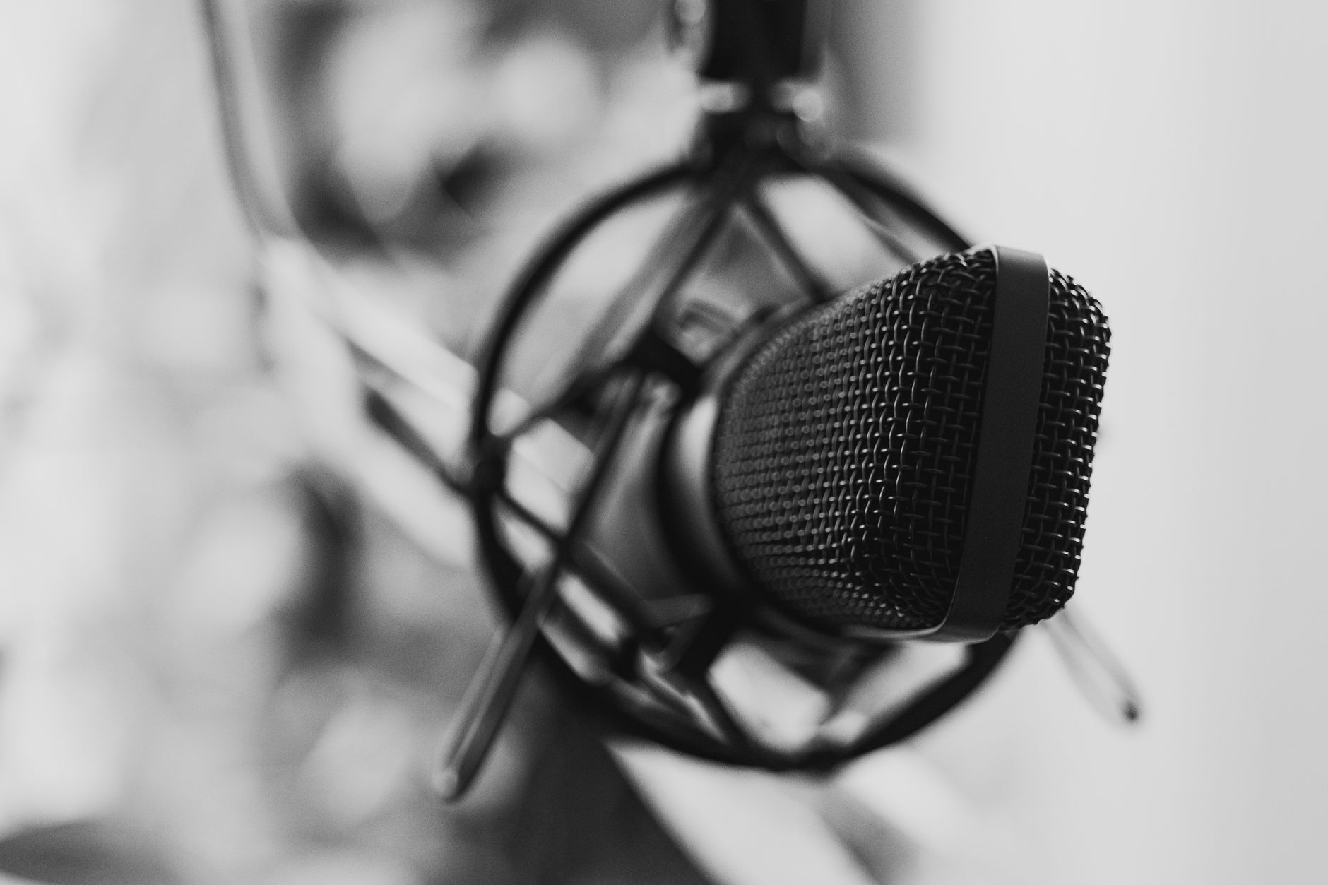 microphone recording studio window (Photo: Richard Khuptong / Pexels)