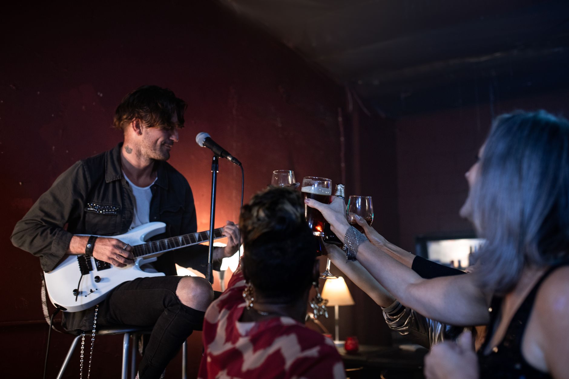 acoustic singer intimate venue (Photo: RDNE Stock project / Pexels)