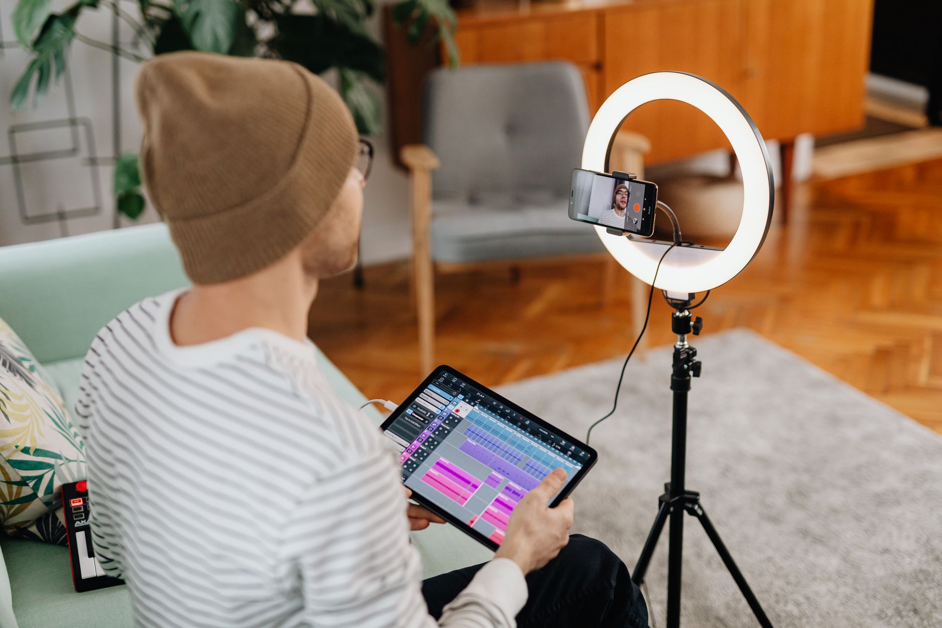 musician live streaming home (Photo: https://kaboompics.com/ / Pexels)