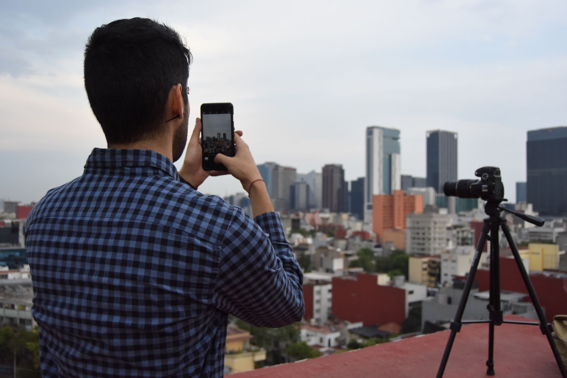 tripod smartphone camera outdoor (Photo: Israel Torres / Pexels)