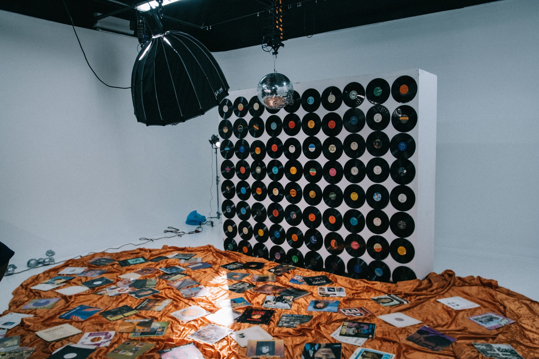 vinyl record artwork light (Photo: Jaycee300s / Pexels)