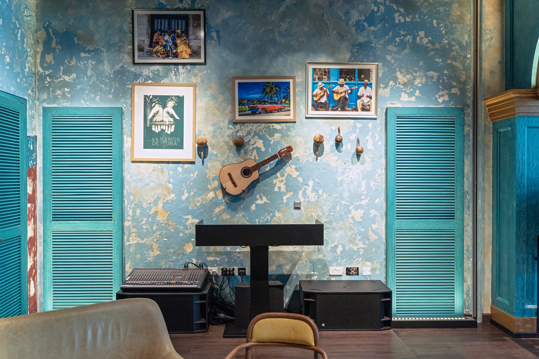 guitar case corner room (Photo: Denys Gromov / Pexels)