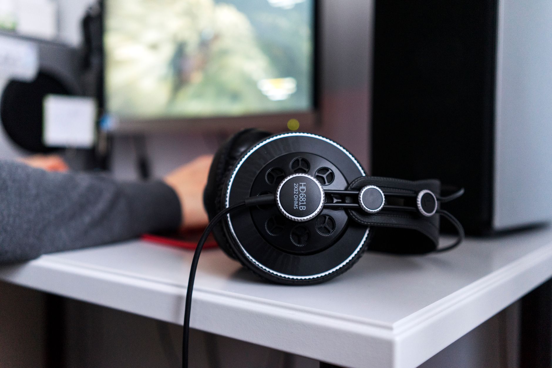 headphones desk studio (Photo: Karol D / Pexels)