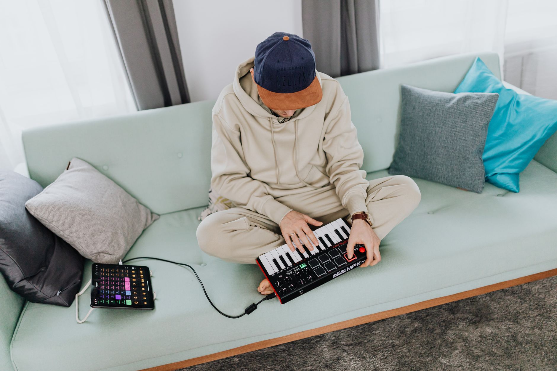 midi keyboard hands (Photo: https://kaboompics.com/ / Pexels)