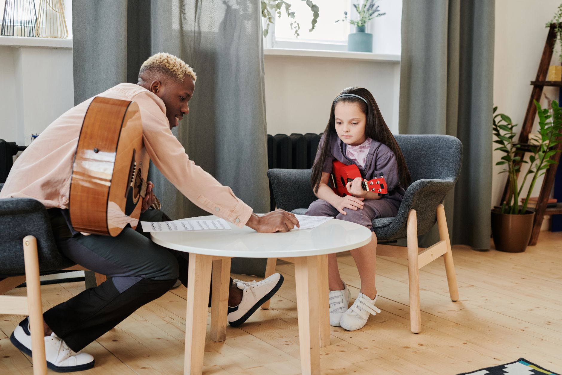 musician planning desk guitar (Photo: Boris Pavlikovsky / Pexels)