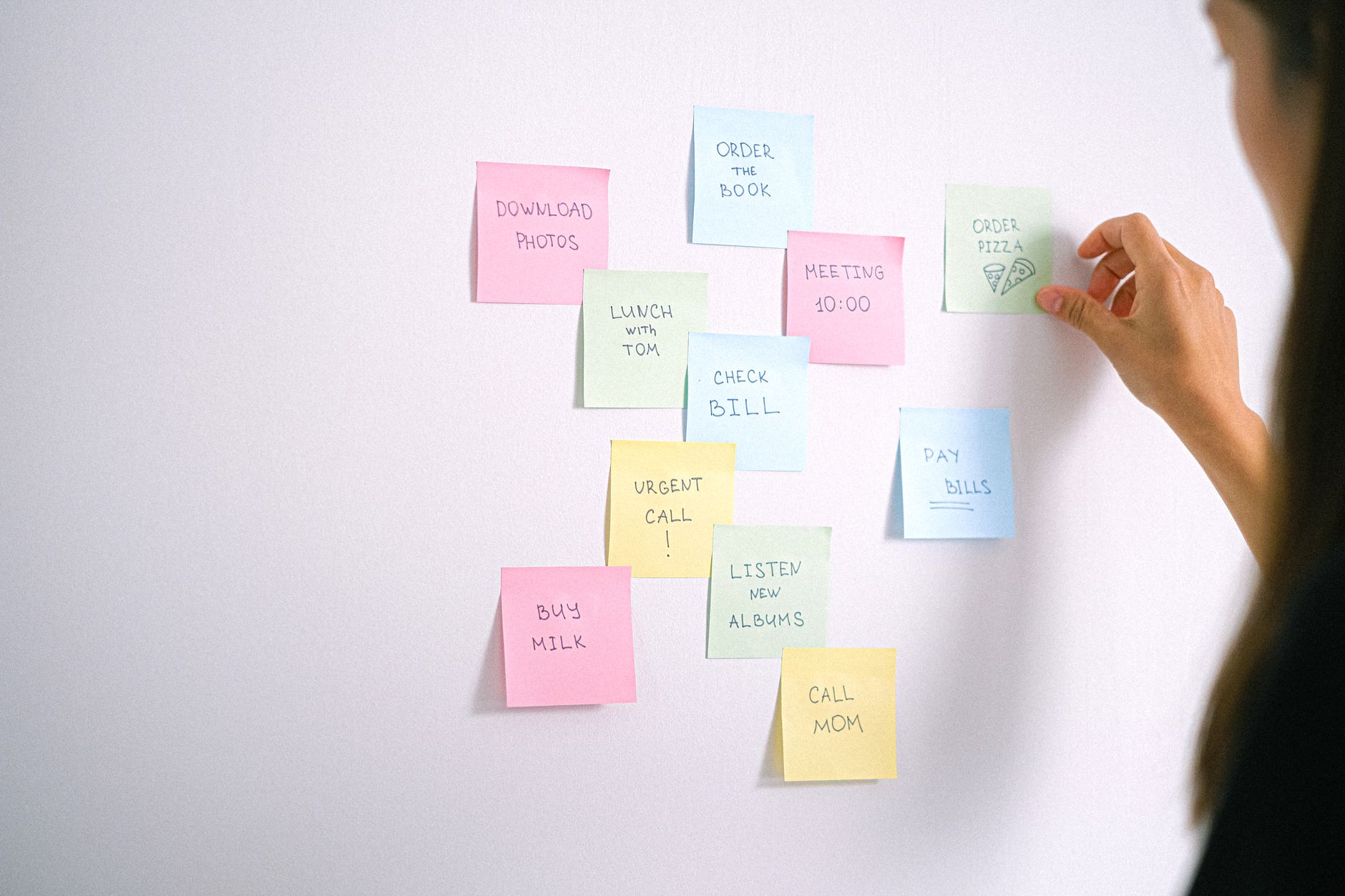 wall planner sticky notes (Photo: Anna Shvets / Pexels)