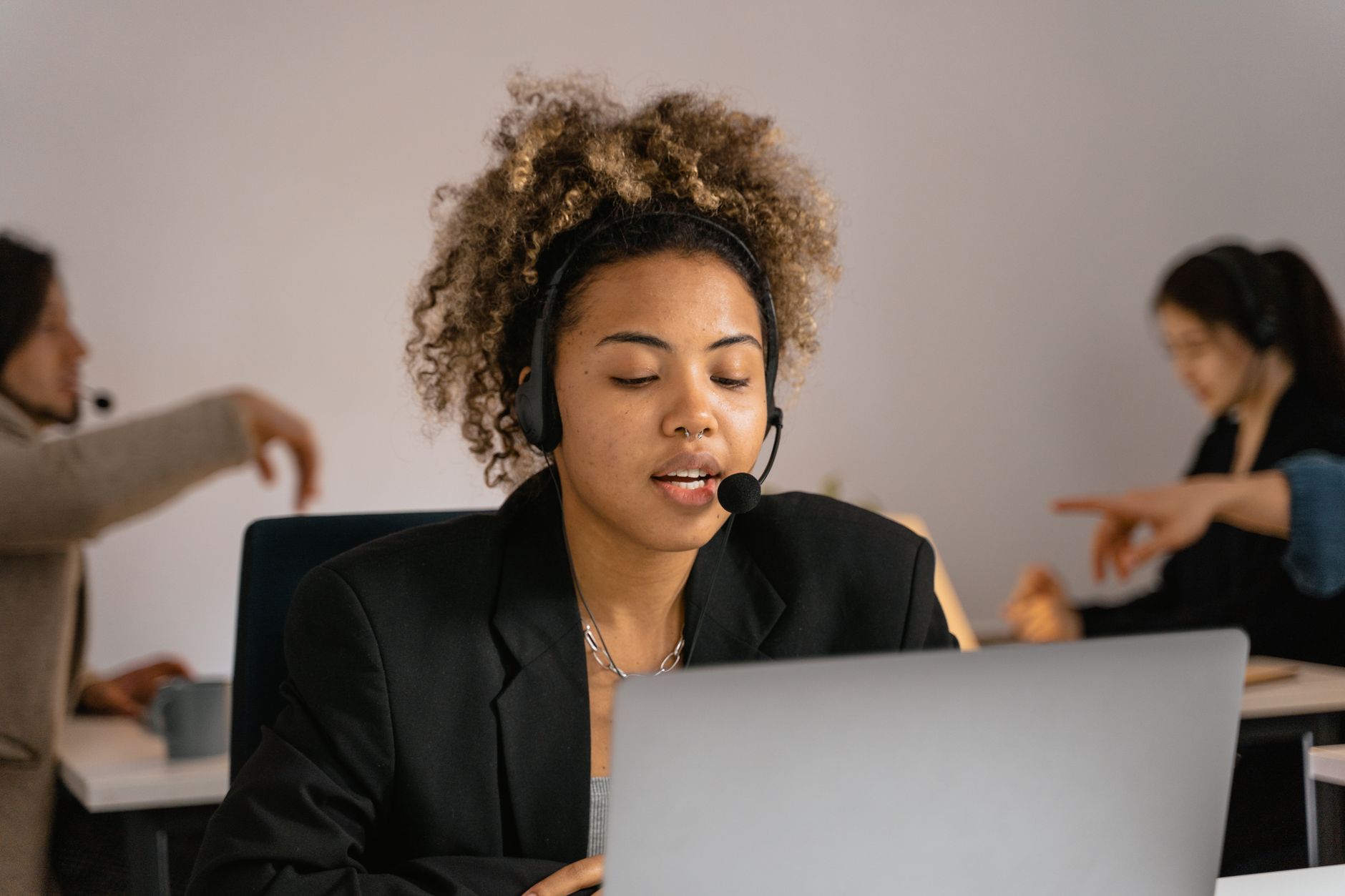 customer support laptop chat (Photo: MART PRODUCTION / Pexels)