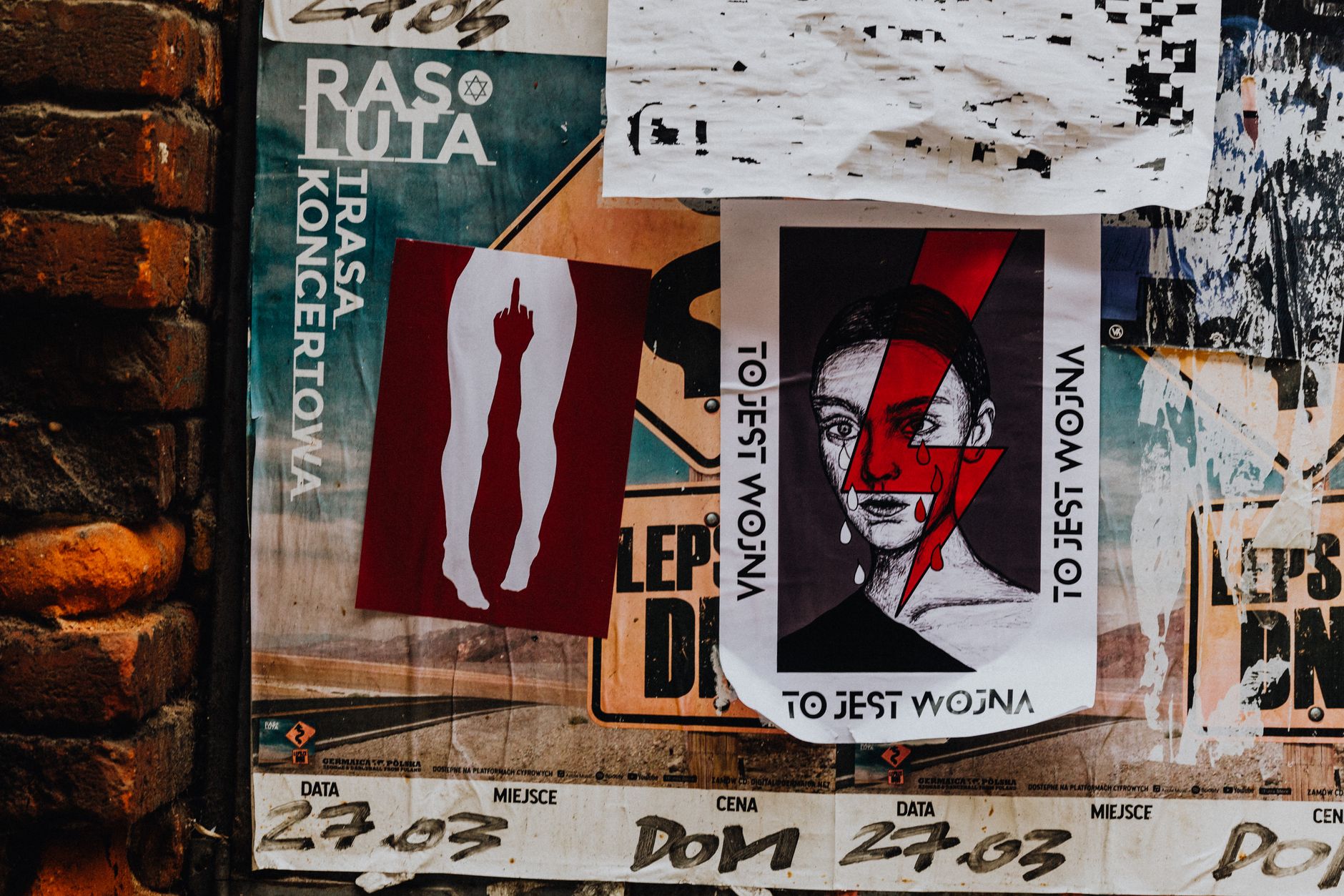 concert flyer poster wall (Photo: https://kaboompics.com/ / Pexels)