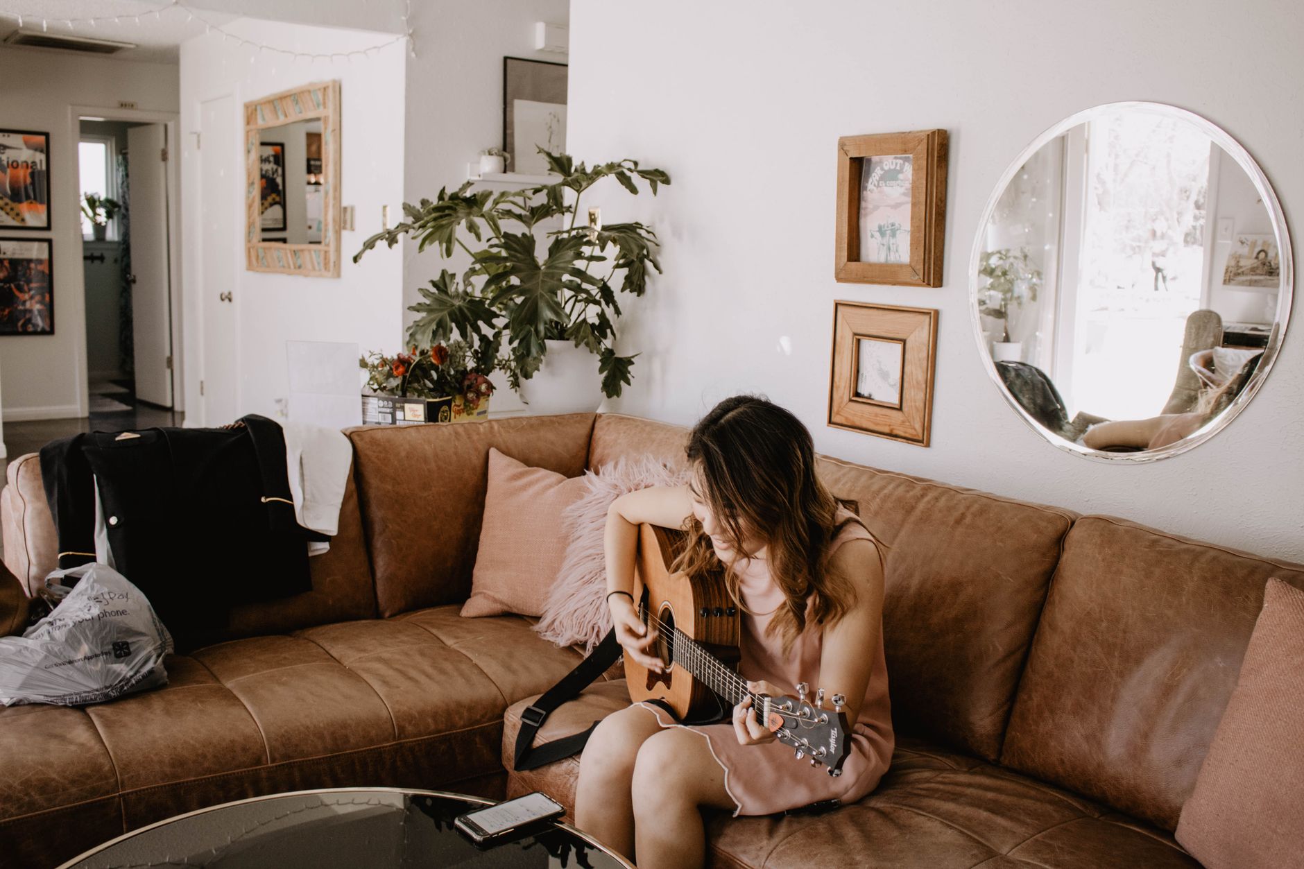guitar case living room (Photo: Mizzu Cho / Pexels)