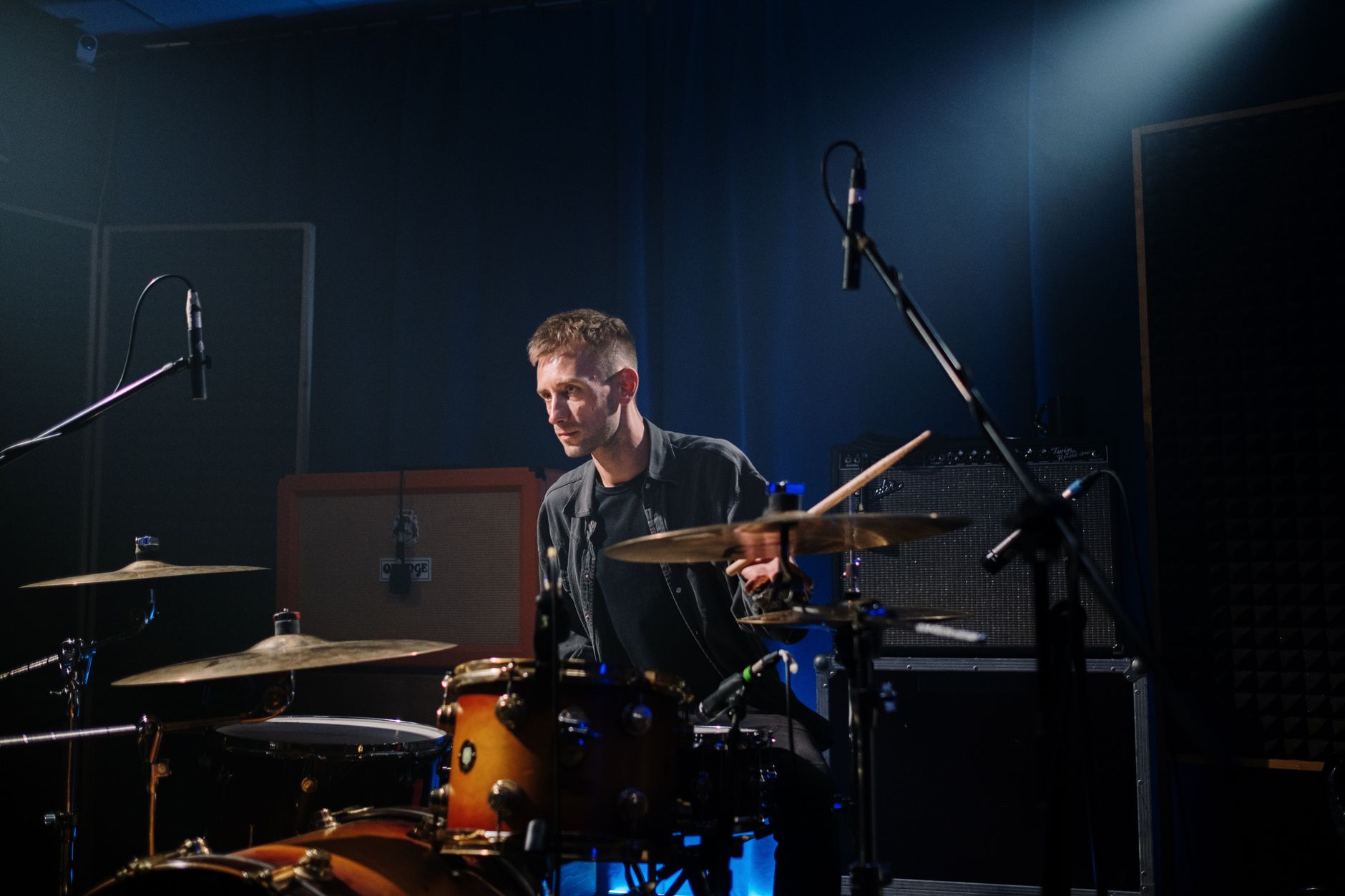 drum kit amplifier (Photo: cottonbro studio / Pexels)