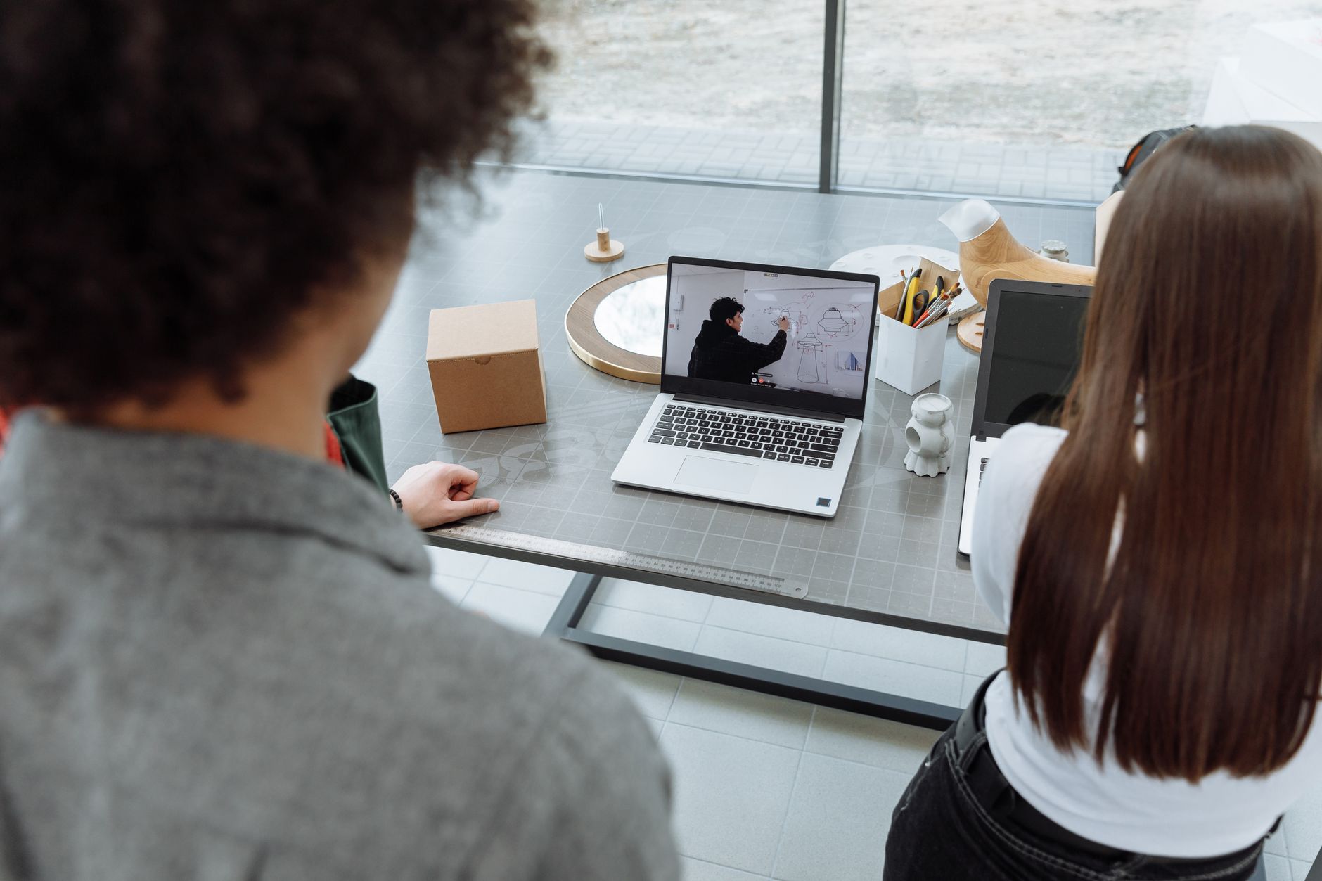 online connection people screen (Photo: Thirdman / Pexels)