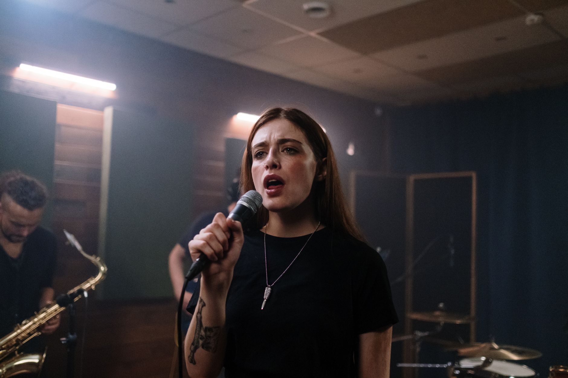 singer microphone recording studio (Photo: cottonbro studio / Pexels)