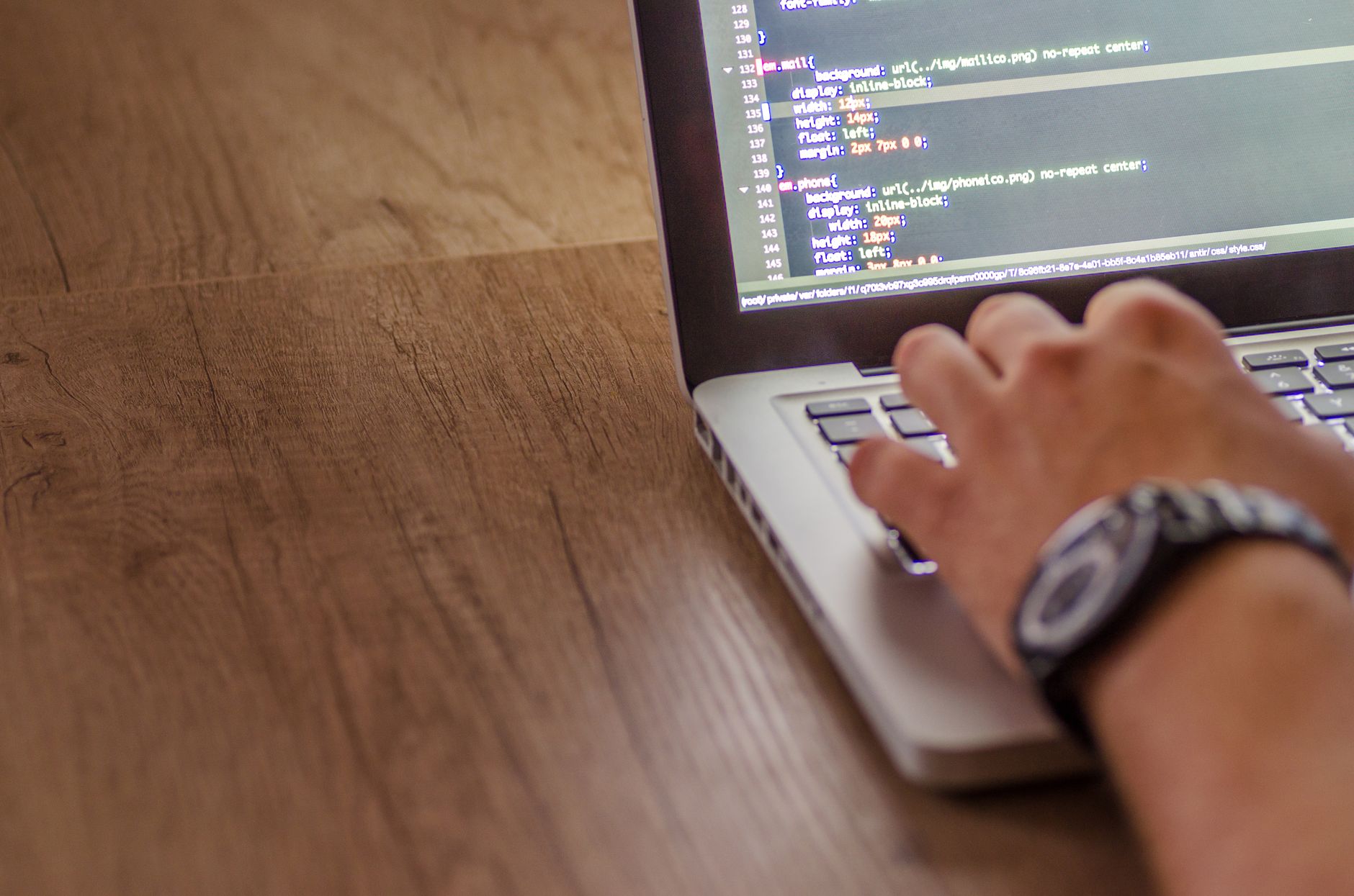 laptop website screen desk (Photo: Lukas Blazek / Pexels)