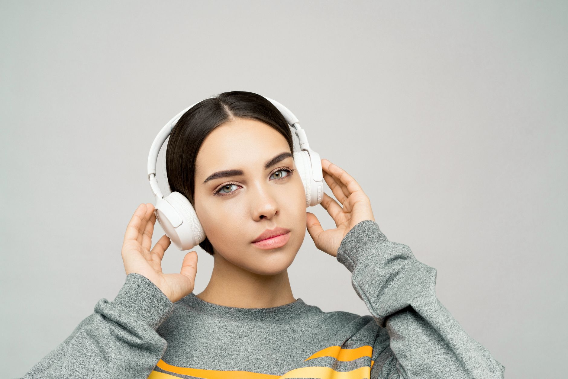 person headphones listening (Photo: Sound On / Pexels)