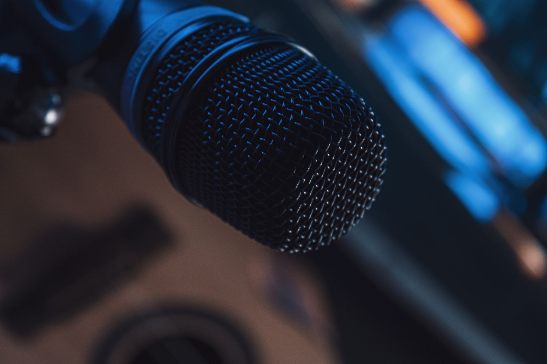 condenser microphone acoustic guitar (Photo: SilvaNeto / Pexels)