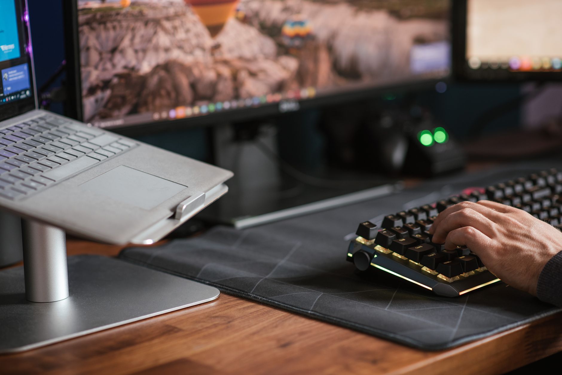 midi keyboard laptop desk (Photo: Anete Lusina / Pexels)