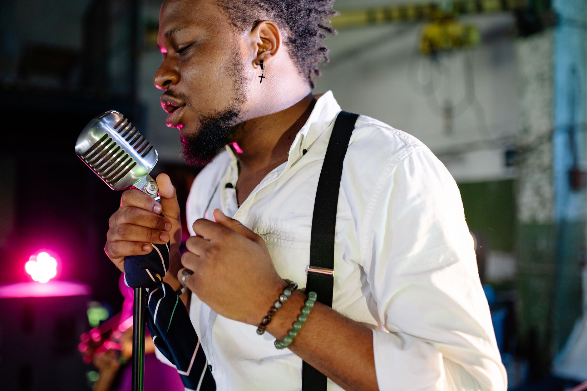 singer performing live stage (Photo: Yan Krukau / Pexels)