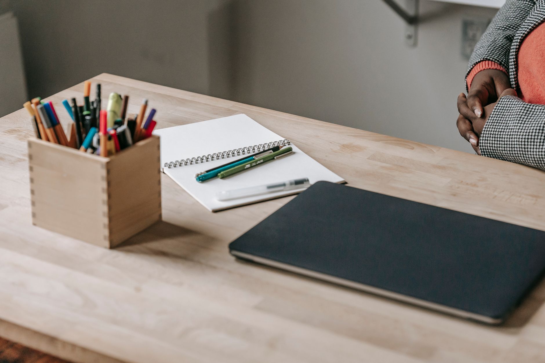 notebook planning pen desk (Photo: Katerina Holmes / Pexels)