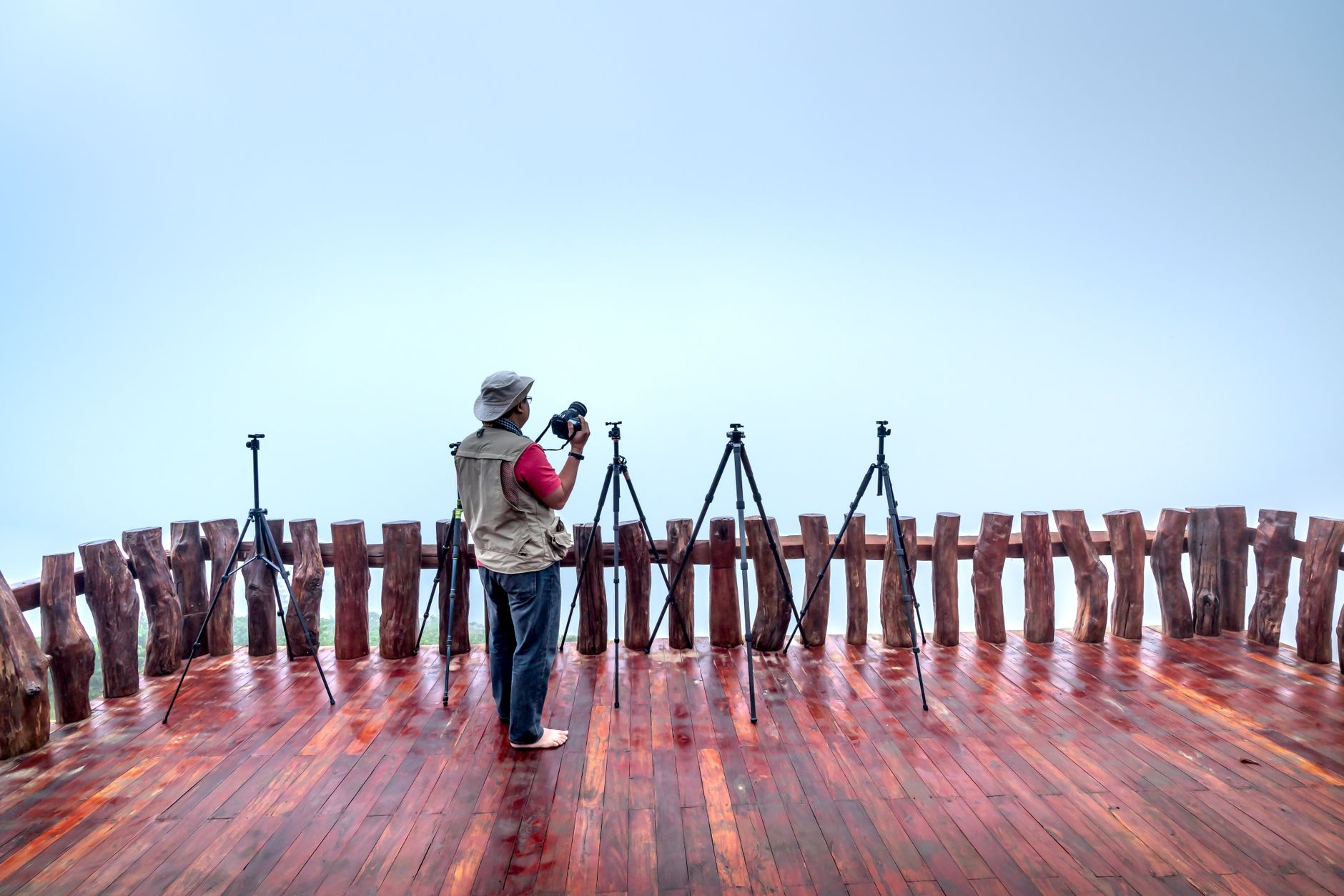 camera tripod outdoor shoot (Photo: Quang Nguyen Vinh / Pexels)