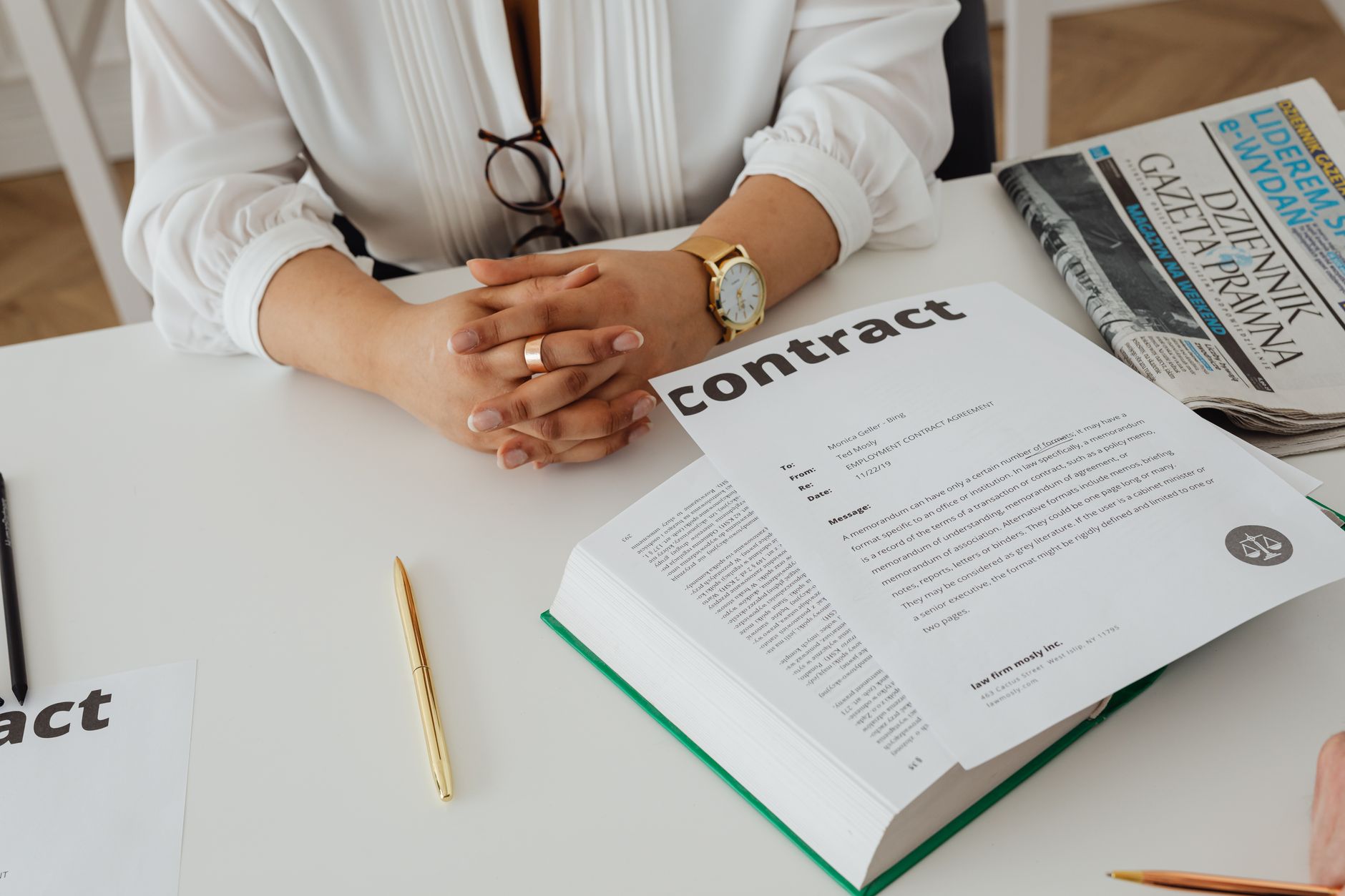 contract legal document reading (Photo: https://kaboompics.com/ / Pexels)