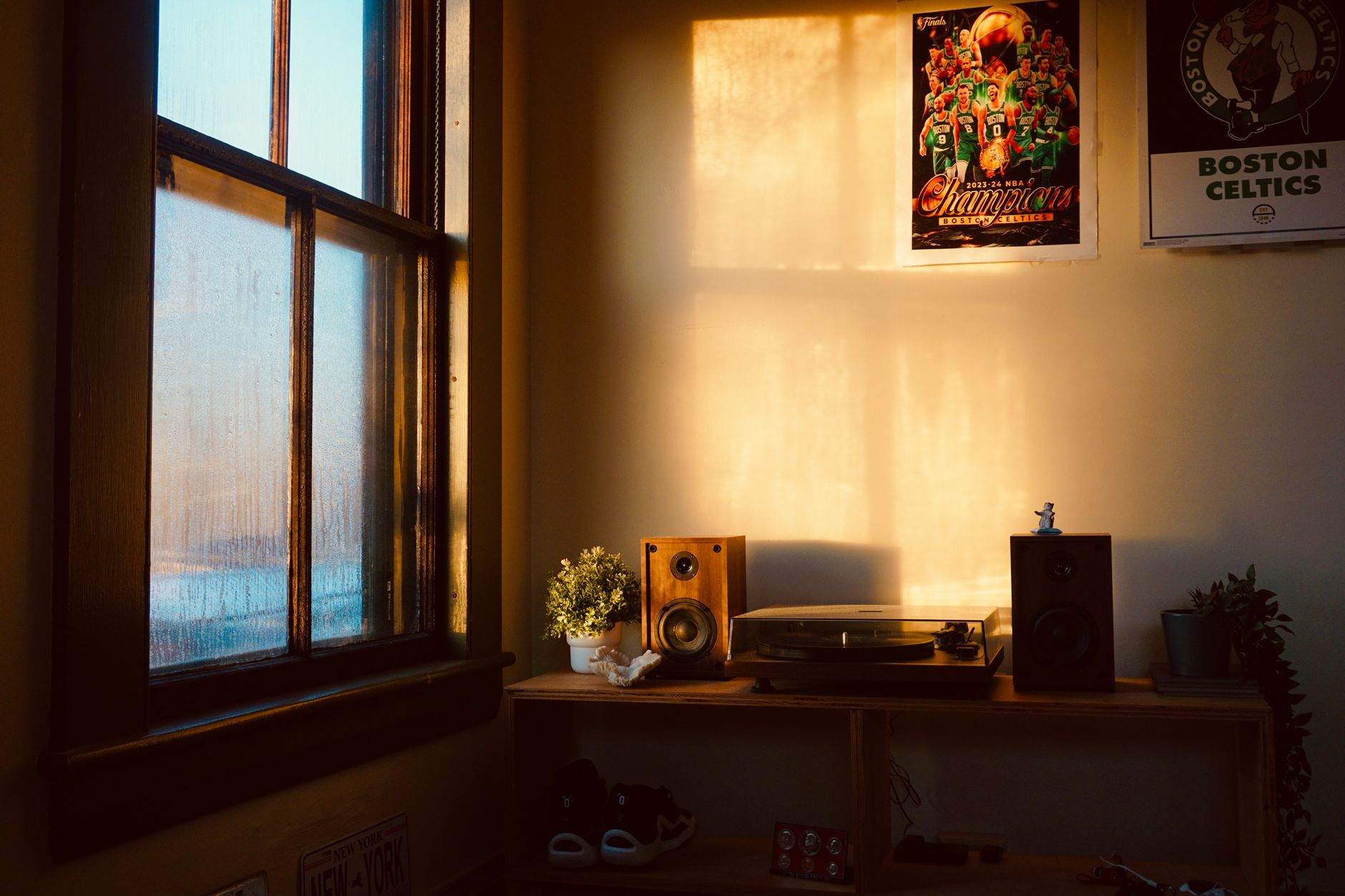 music poster wall warm light (Photo: Ren Aukeman / Pexels)