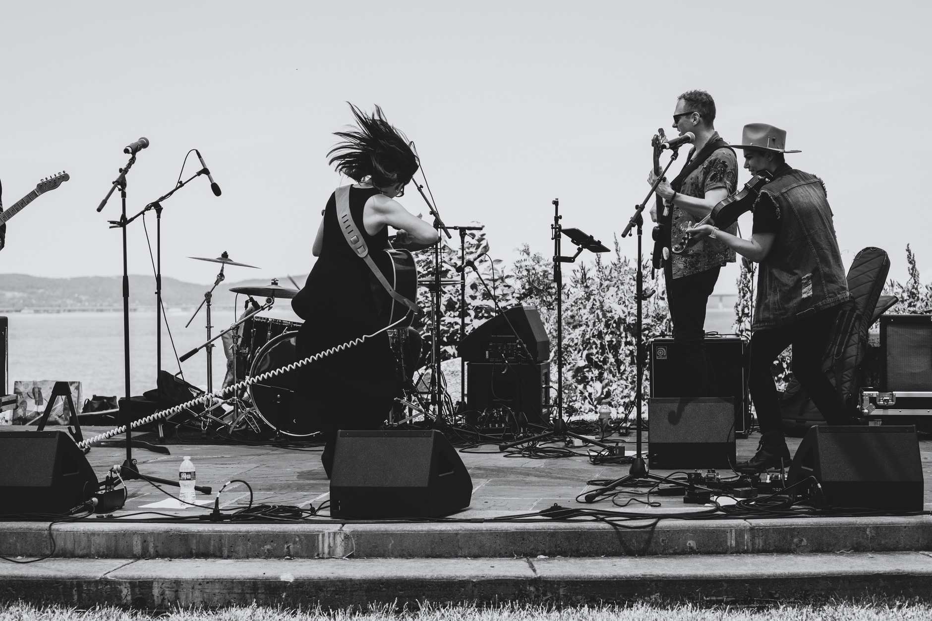 musicians talking backstage venue (Photo: Juliette Stewart / Pexels)