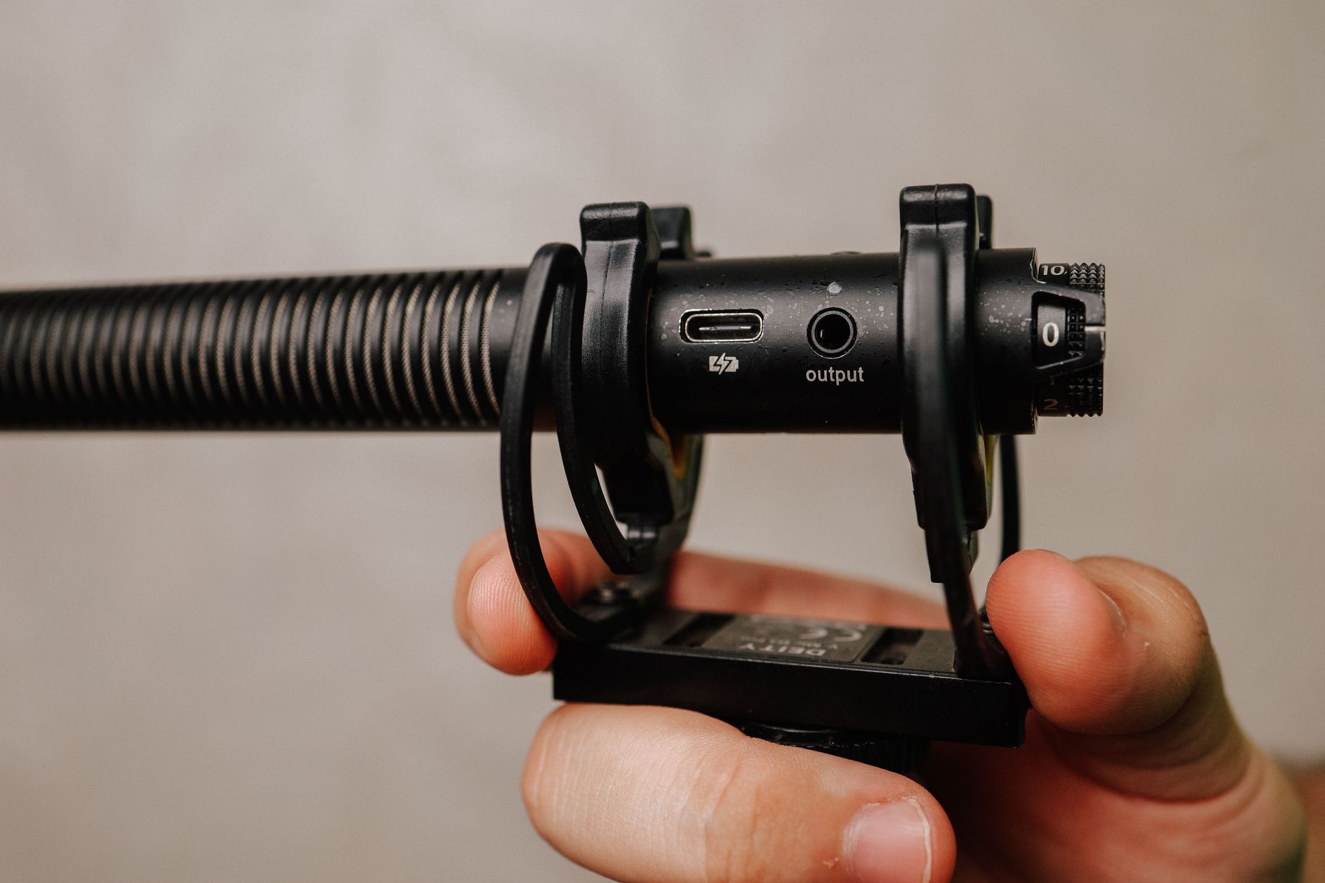 microphone audio interface closeup (Photo: Luis Quintero / Pexels)