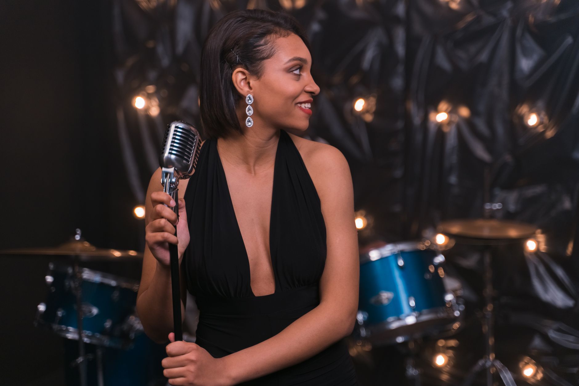 singer smiling microphone studio (Photo: AI25.Studio AI GENERATIVE / Pexels)