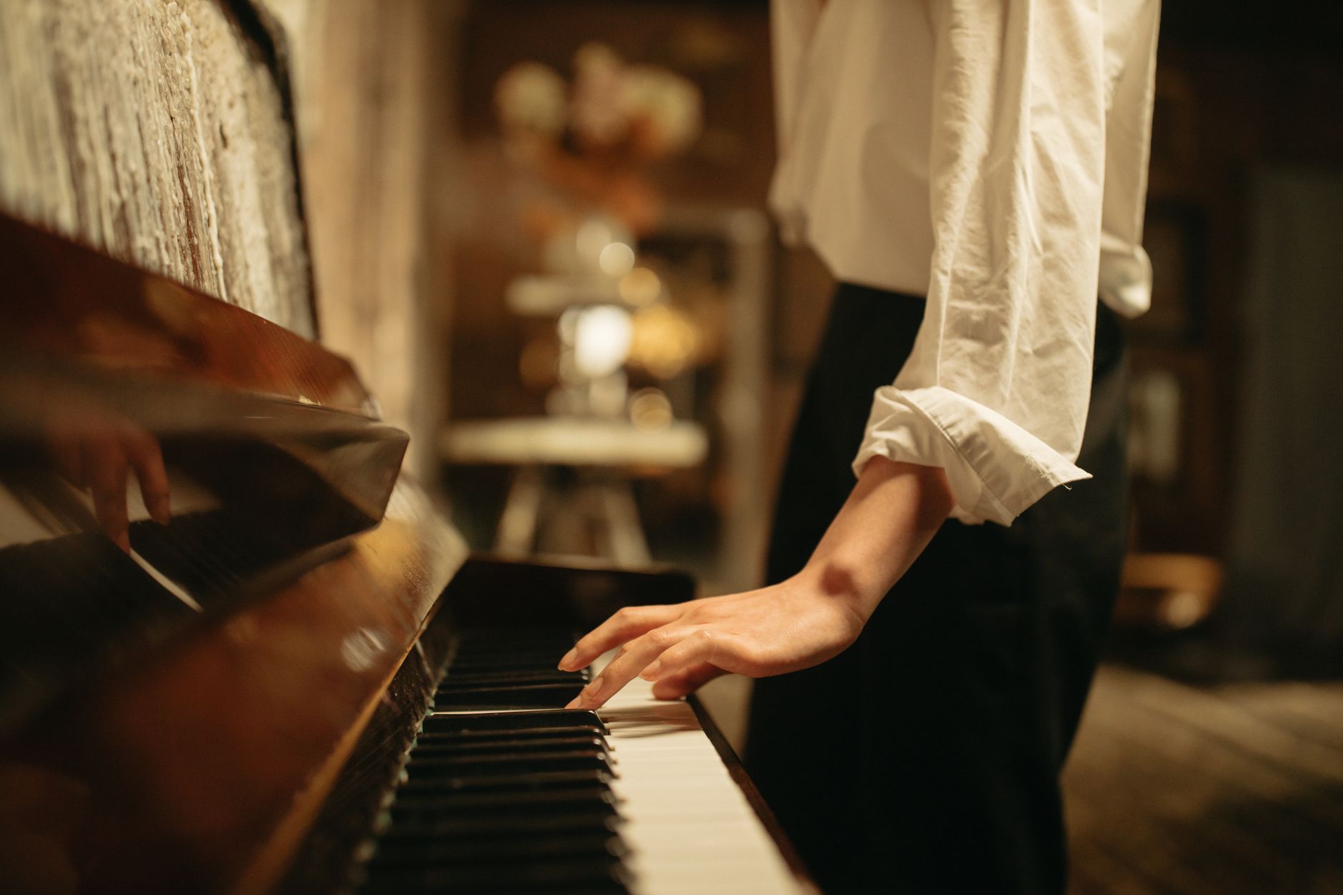 musician playing piano warm (Photo: Yaroslav Shuraev / Pexels)
