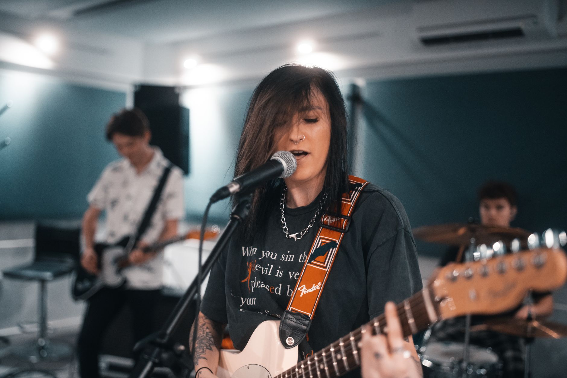 singing lesson microphone practice (Photo: Ben Collins / Pexels)