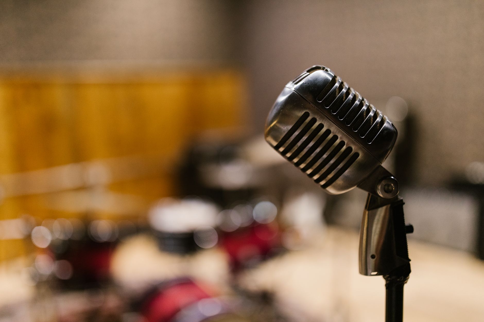 vocal microphone stand studio (Photo: RDNE Stock project / Pexels)