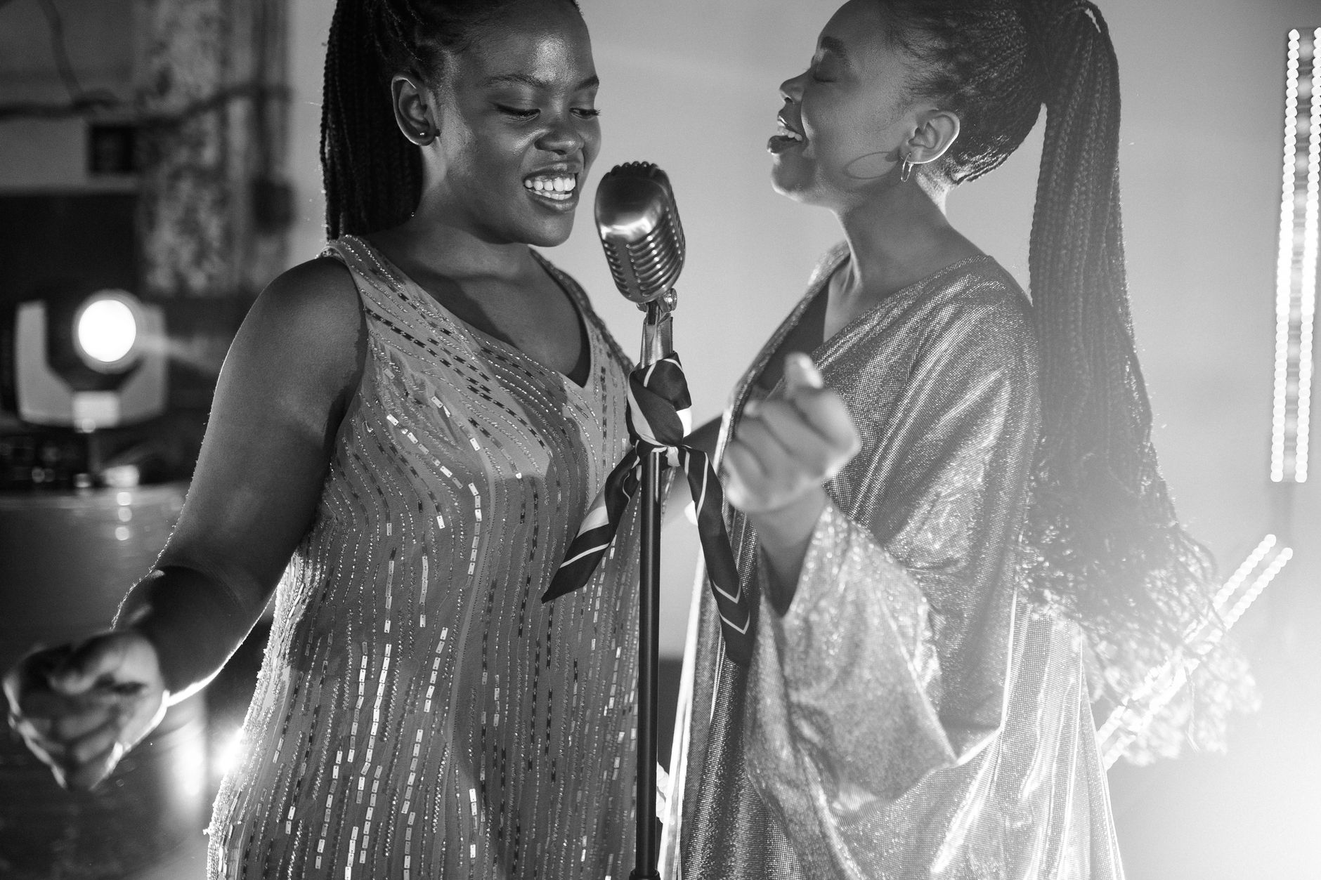 two singers microphone harmony (Photo: Yan Krukau / Pexels)