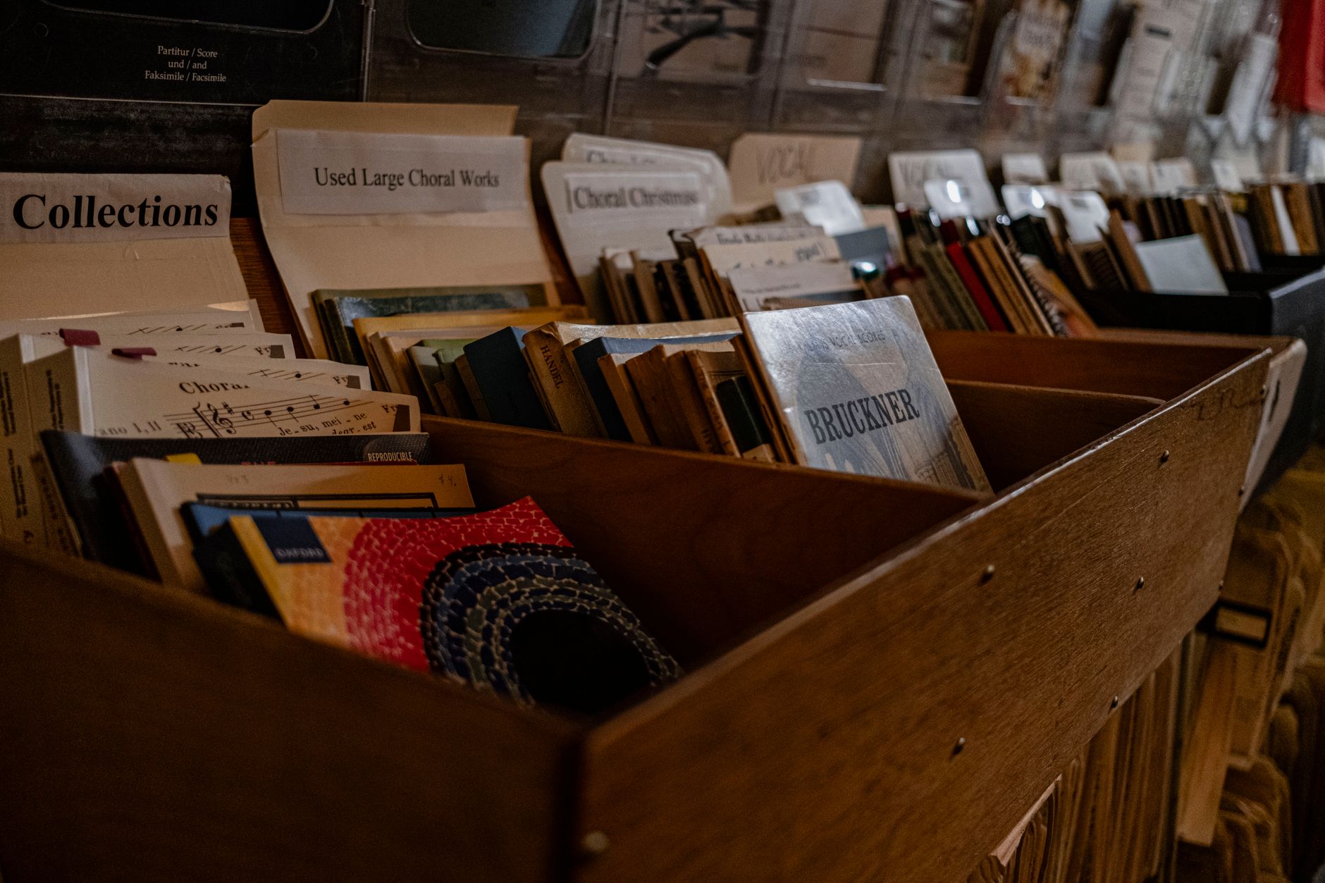 music store instruments shelf (Photo: Sydney Sang / Pexels)