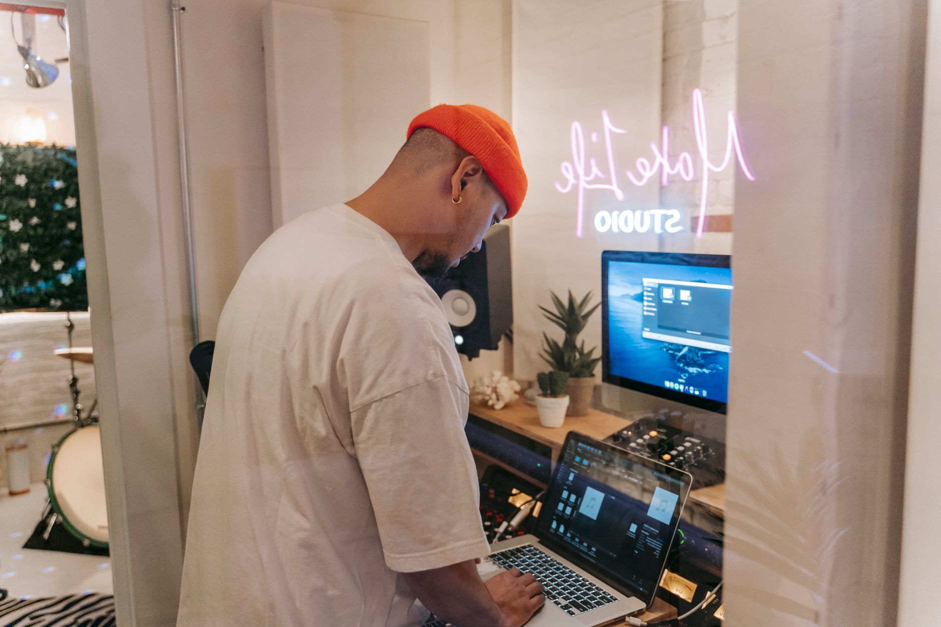 independent musician home studio (Photo: Anna Pou / Pexels)