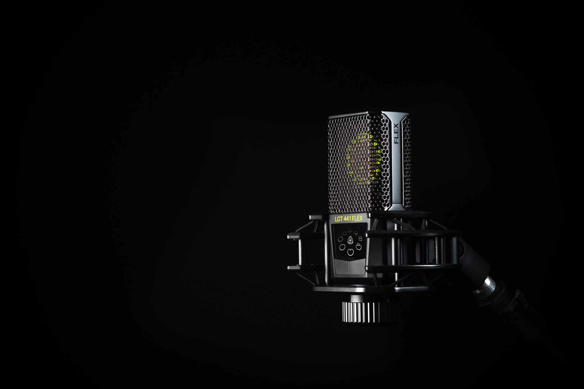 studio microphone close up (Photo: Neil Yonamine / Pexels)