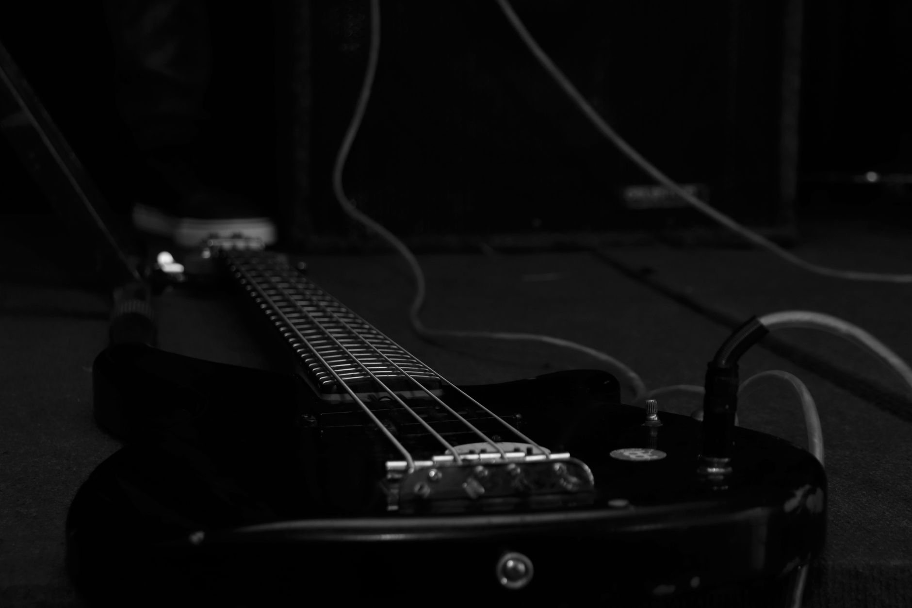 audio cables stage floor (Photo: ION Photography / Pexels)