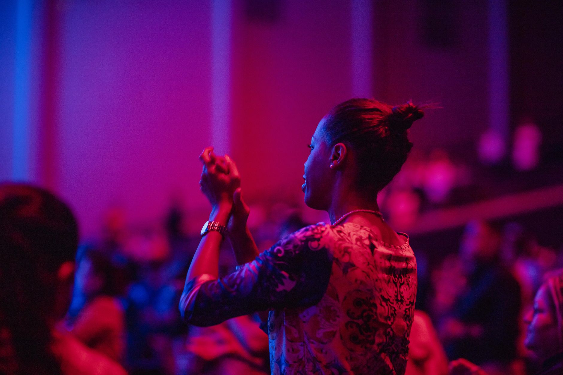 small venue audience clapping (Photo: Luis Quintero / Pexels)