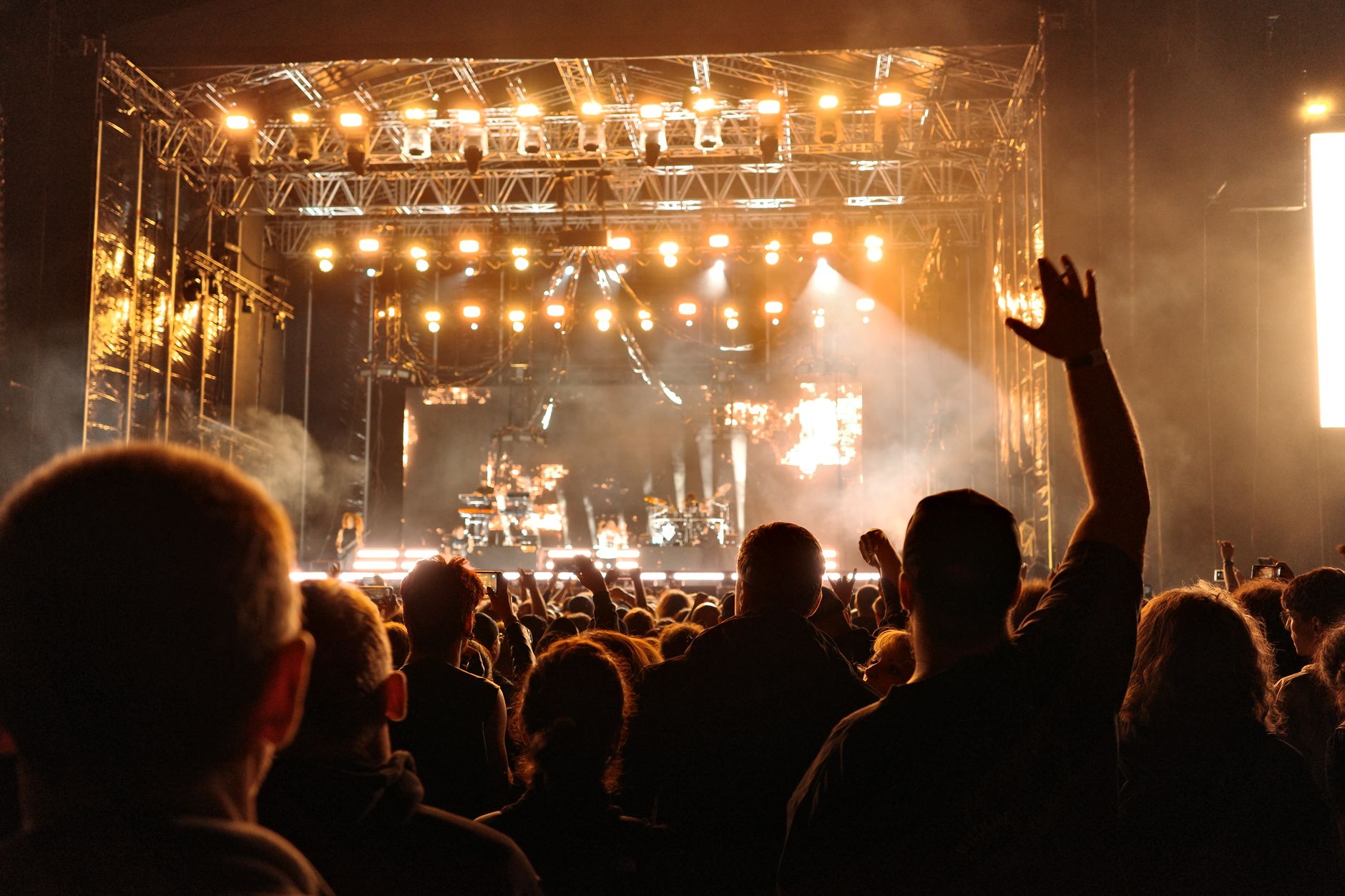 warm lit concert stage (Photo: Vizi Kata / Pexels)