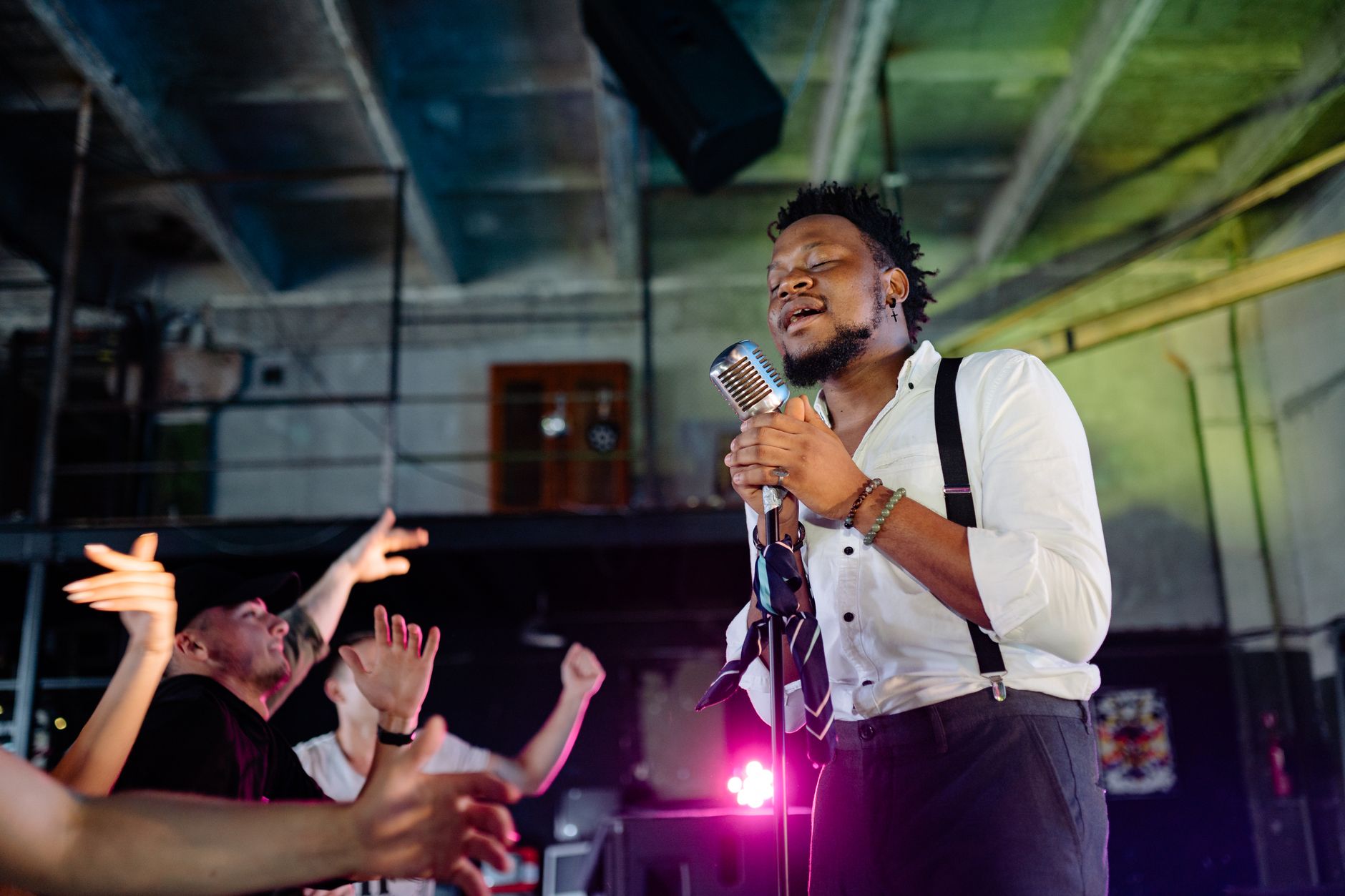acoustic singer small venue (Photo: Yan Krukau / Pexels)